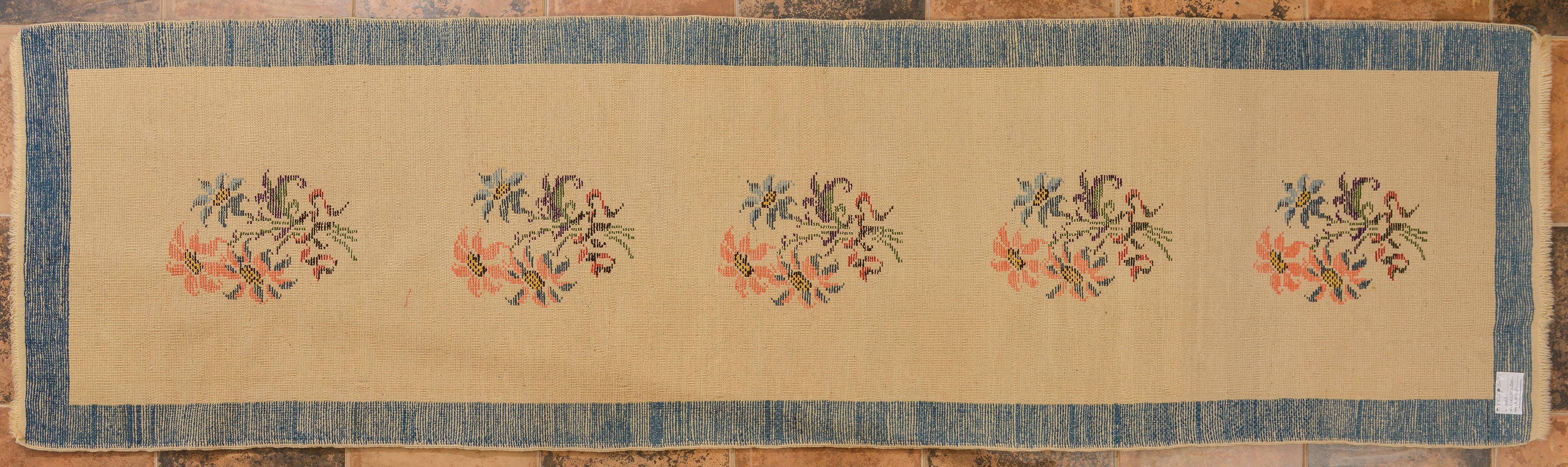 nr. 1086 -  Unusual old little runner, with five bunches of flowers on a cream-colored background, in a light blue frame. Look at the carpet with the same model LU1379216893321 - 
Suitable in a bedroom or ... where you want.
