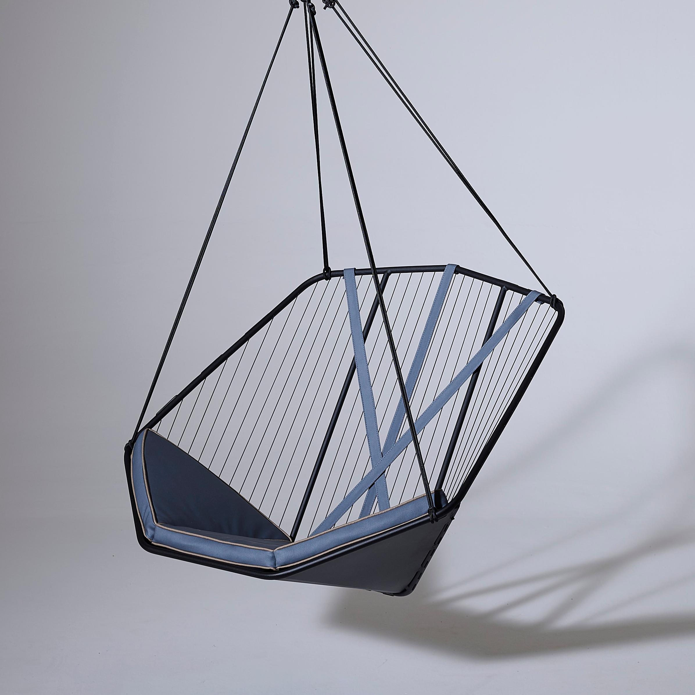 Modern Outdoor Hanging Swing Chair In New Condition For Sale In Johannesburg, ZA
