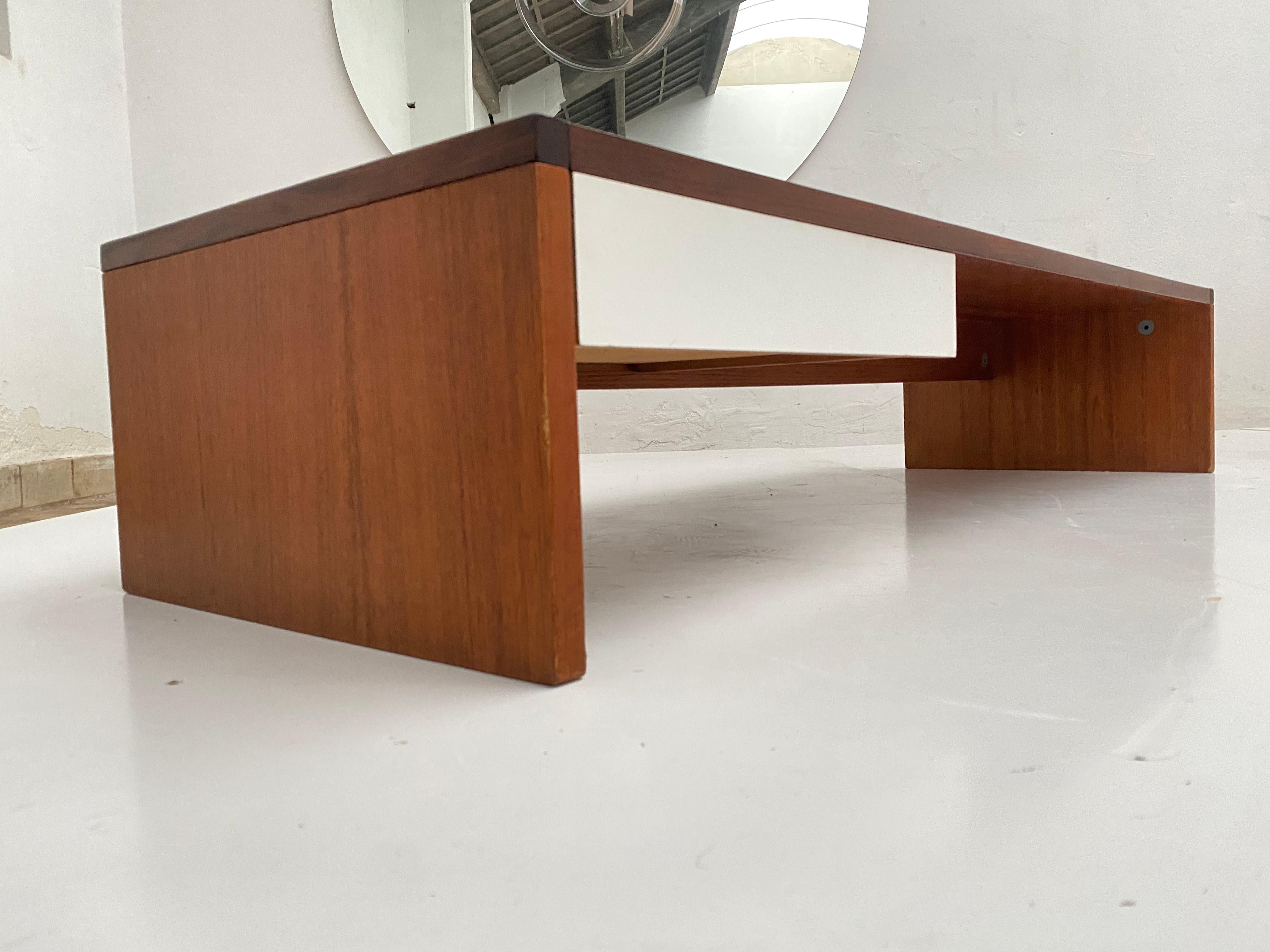 Paire de tables de nuit surdimensionnées du designer néerlandais Cees Braakman.

Teck avec dessus en formica blanc et un tiroir.

Les meubles Pastoe ont toujours été fabriqués et annoncés comme étant 
