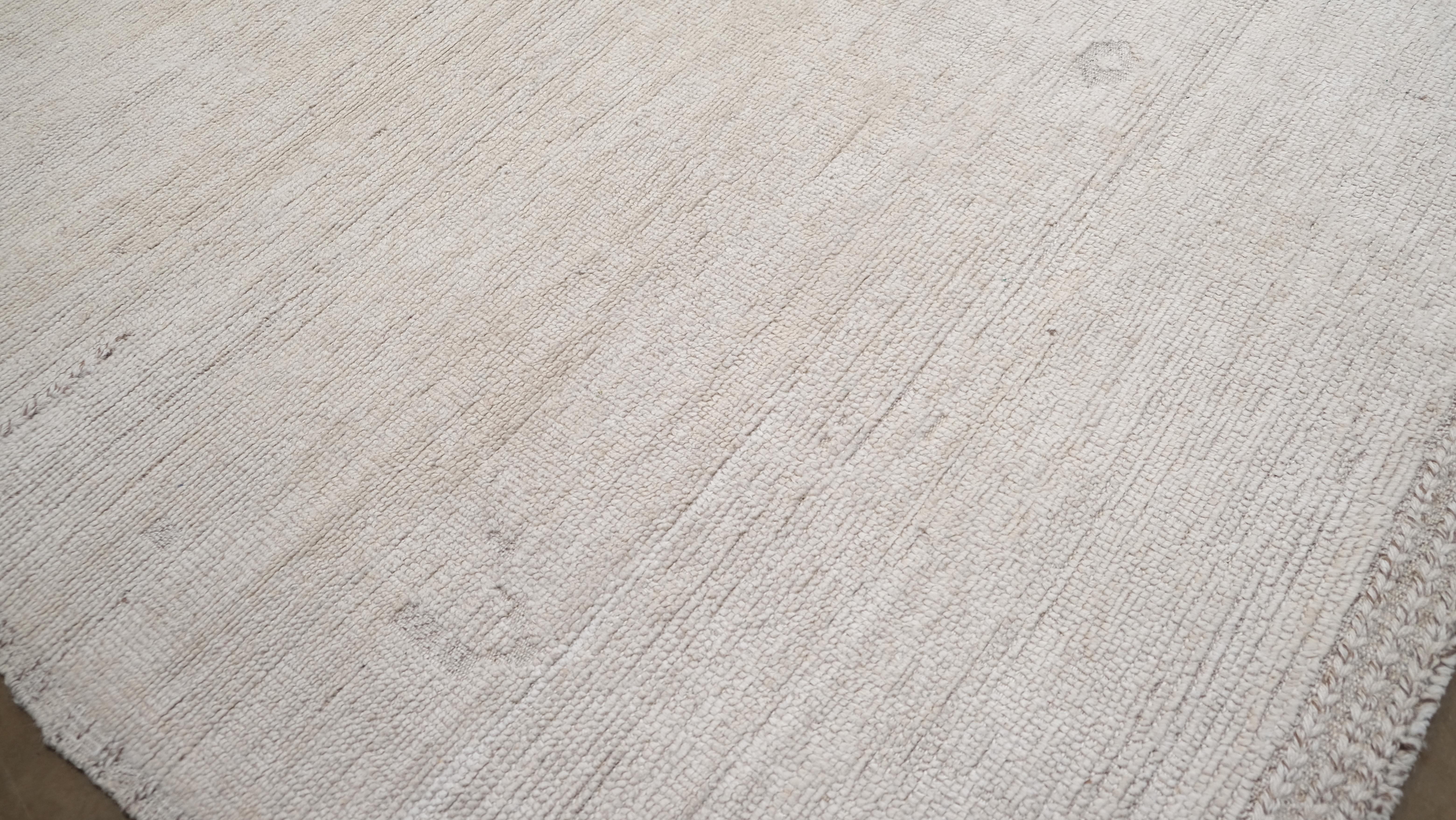 Minimal gemusterter neutraler handgeknüpfter Wollteppich 12'5''x15'4'' (Minimalistisch) im Angebot