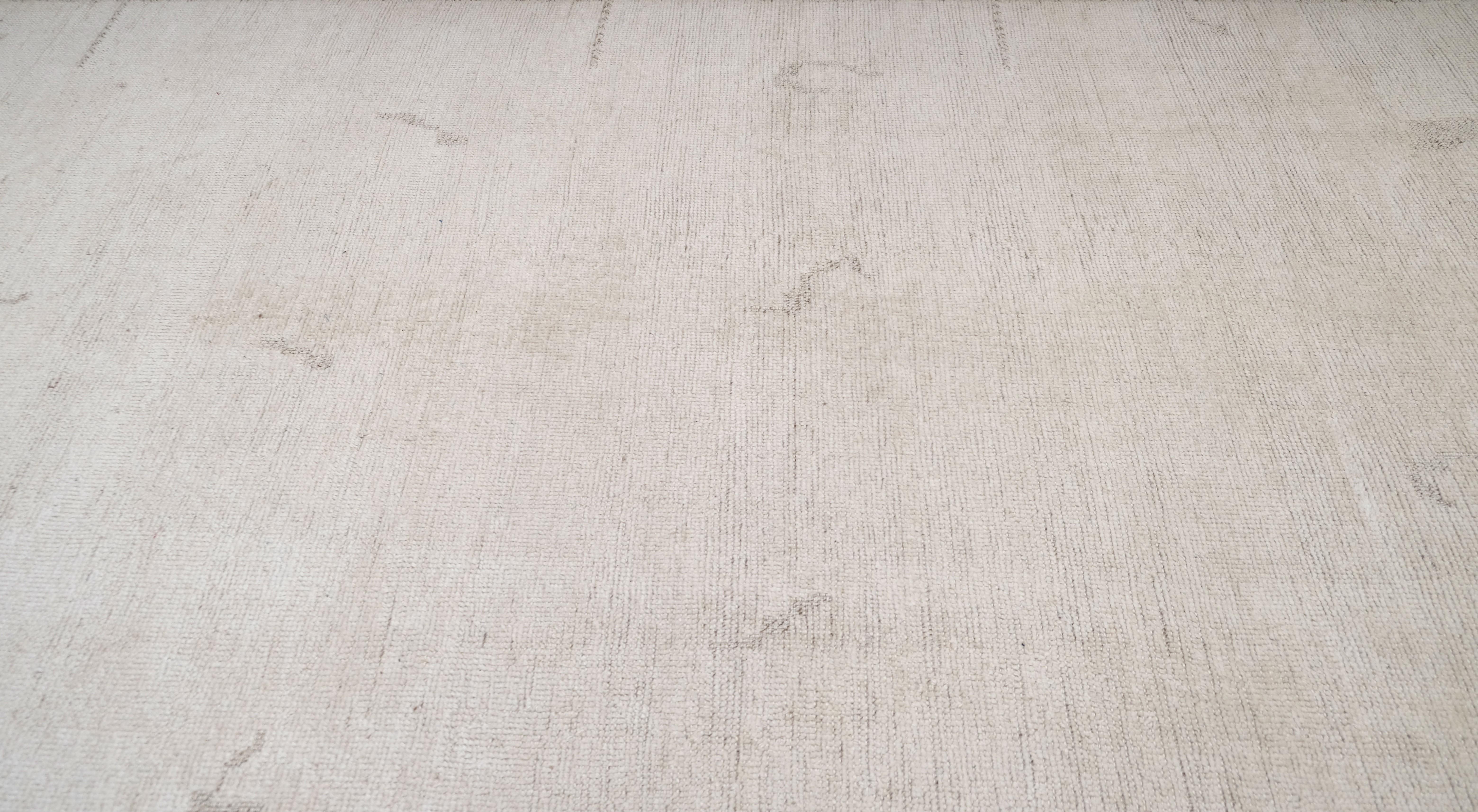Minimal gemusterter neutraler handgeknüpfter Wollteppich 12'5''x15'4'' (Pakistanisch) im Angebot