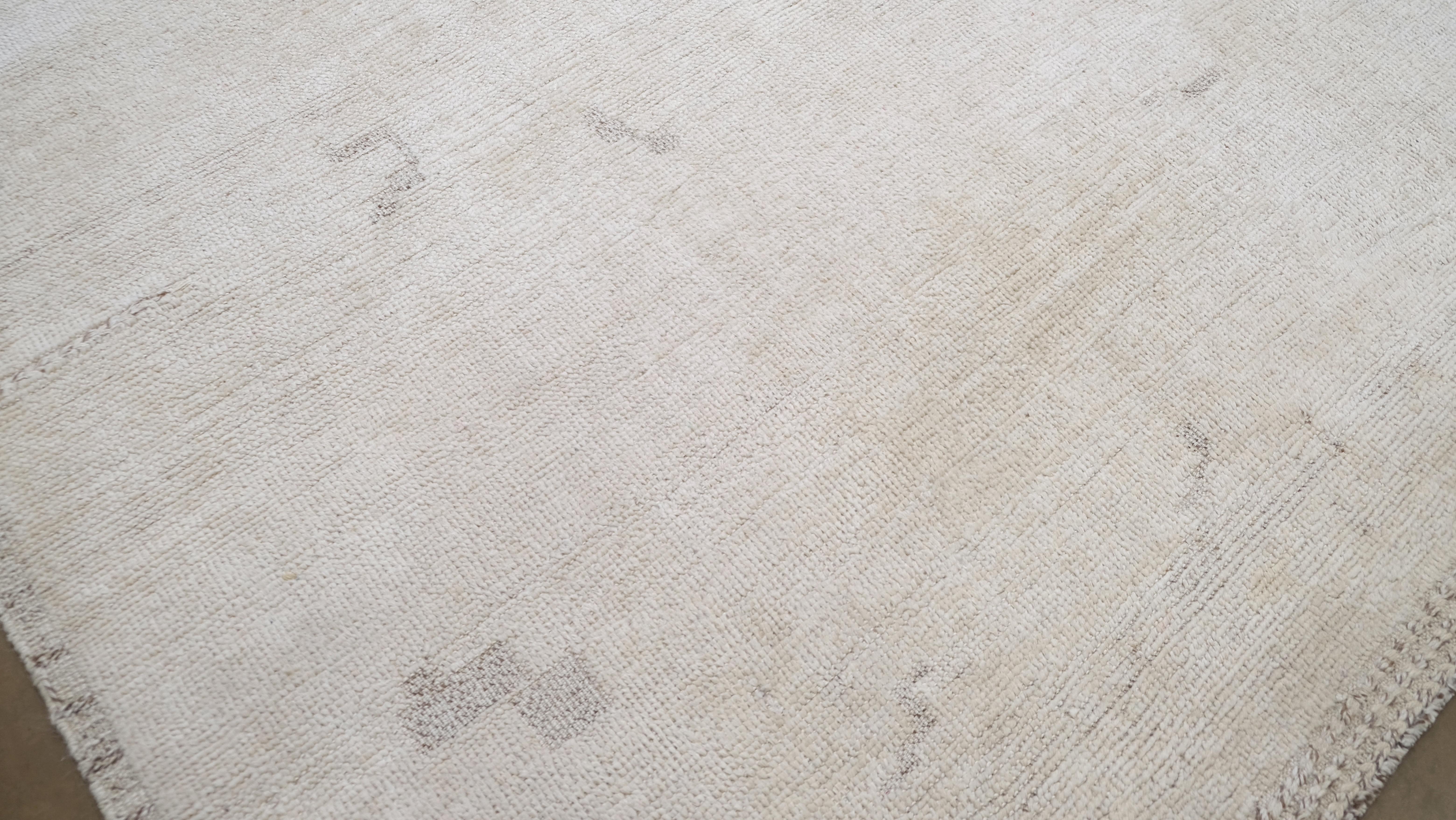 Minimal gemusterter neutraler handgeknüpfter Wollteppich 12'5''x15'4'' (Handgeknüpft) im Angebot