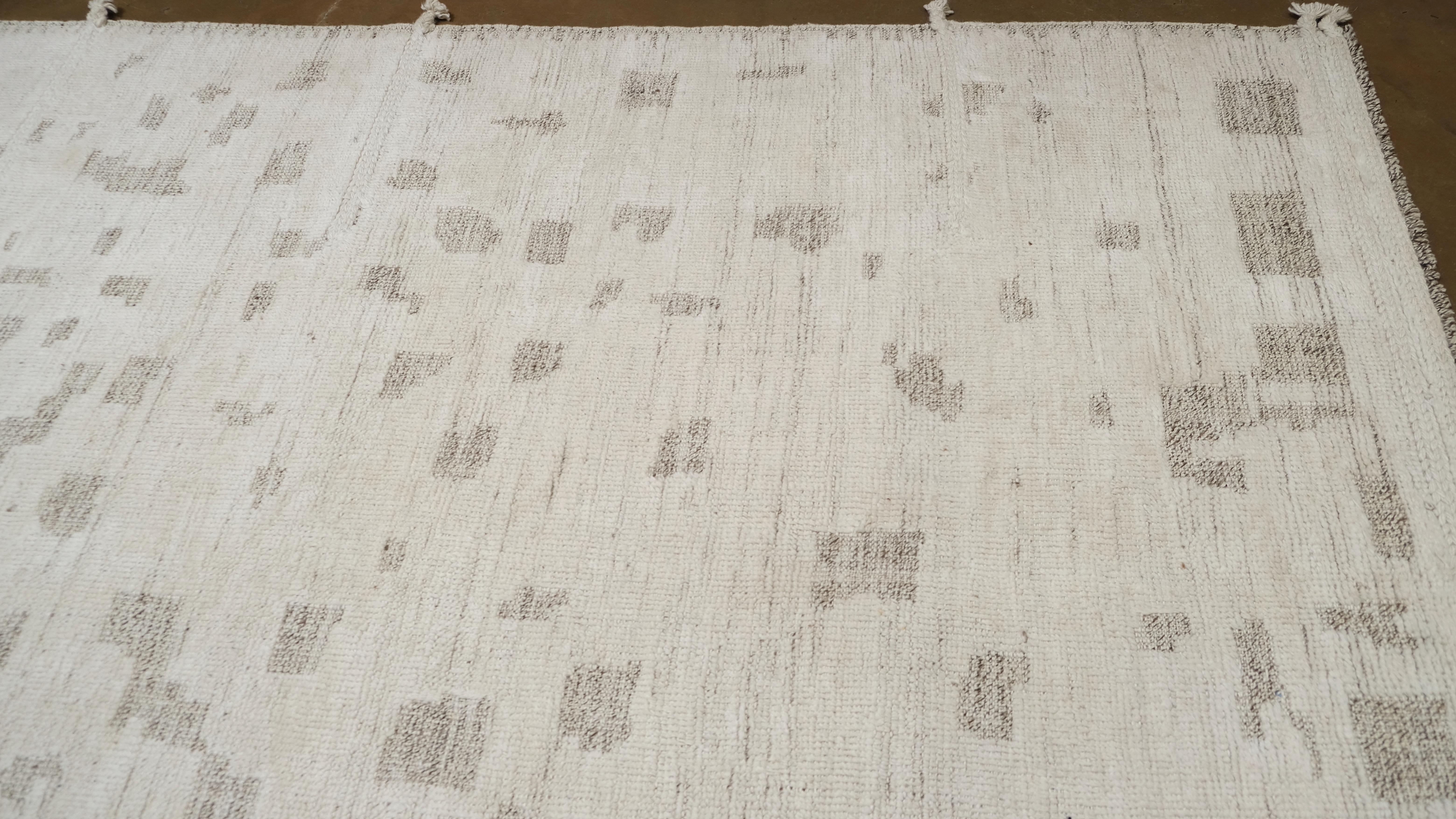 Minimal gemusterter neutraler handgeknüpfter Wollteppich 12'x14'4'' (Pakistanisch) im Angebot