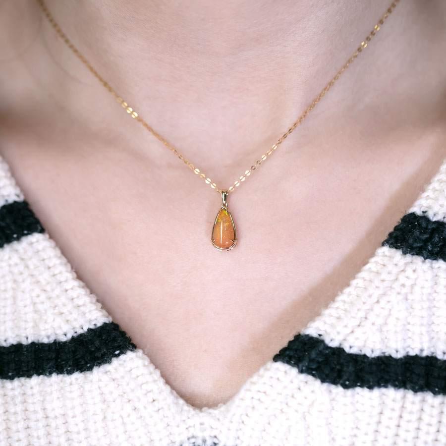 Minimaler birnenförmiger äthiopischer Opal-Anhänger Halskette 14k Gelbgold (Arts and Crafts) im Angebot