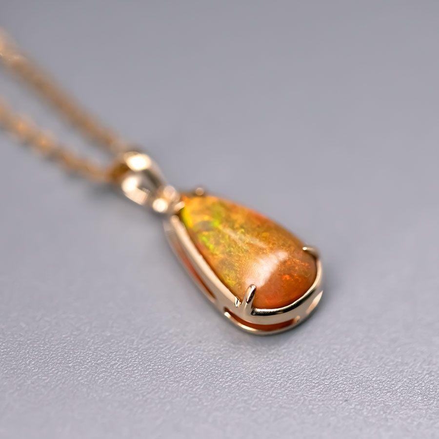 Minimaler birnenförmiger äthiopischer Opal-Anhänger Halskette 14k Gelbgold (Tropfenschliff) im Angebot
