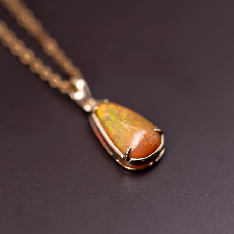 Minimaler birnenförmiger äthiopischer Opal-Anhänger Halskette 14k Gelbgold im Zustand „Neu“ im Angebot in Suwanee, GA