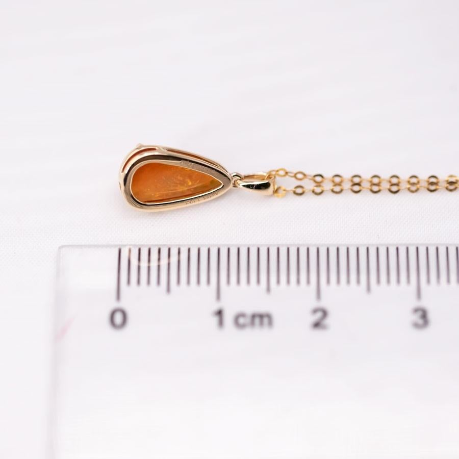 Minimaler birnenförmiger äthiopischer Opal-Anhänger Halskette 14k Gelbgold für Damen oder Herren im Angebot