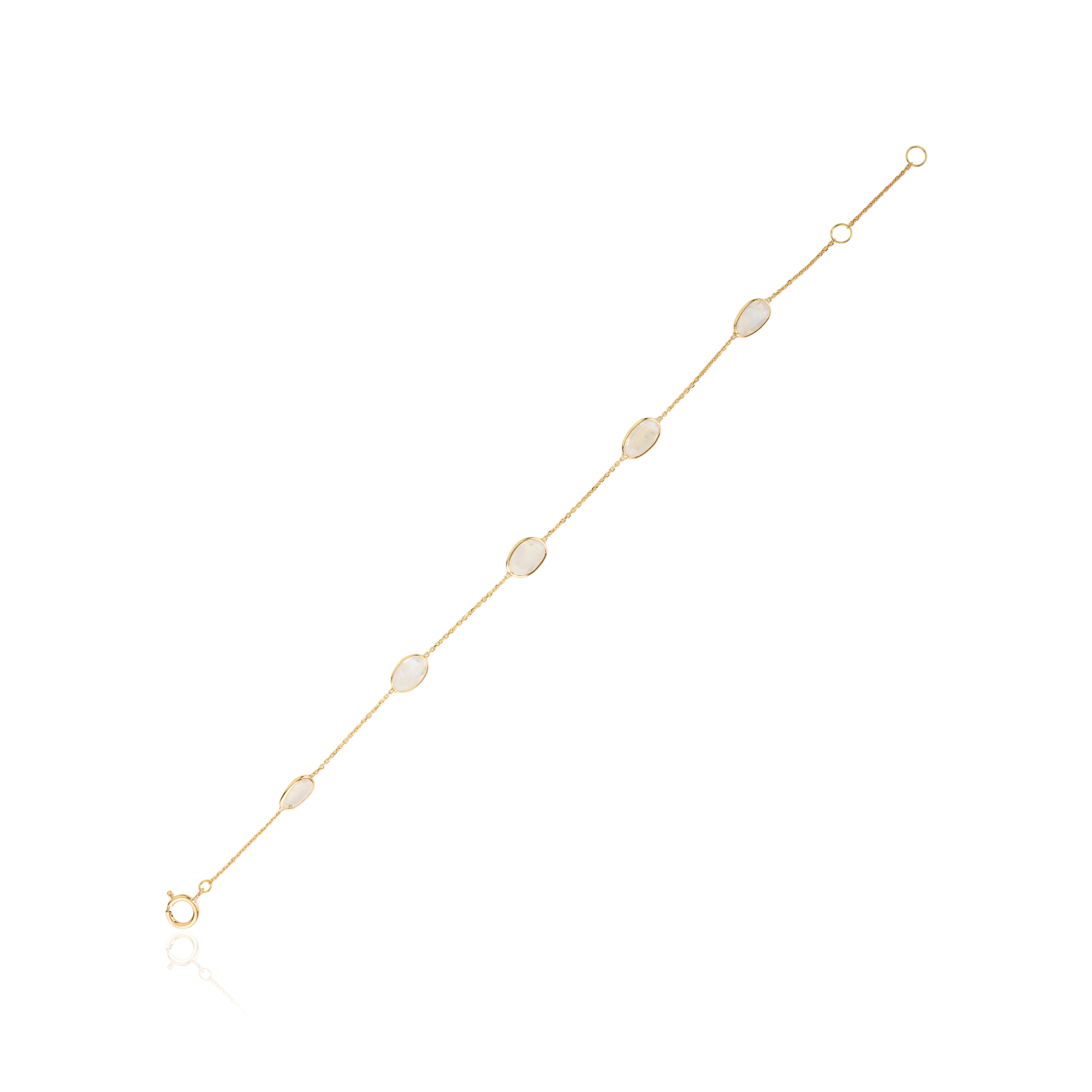 Modern Minimal June Birthstone Moonstone Chain Bracelet in 18k Yellow Gold For Sale