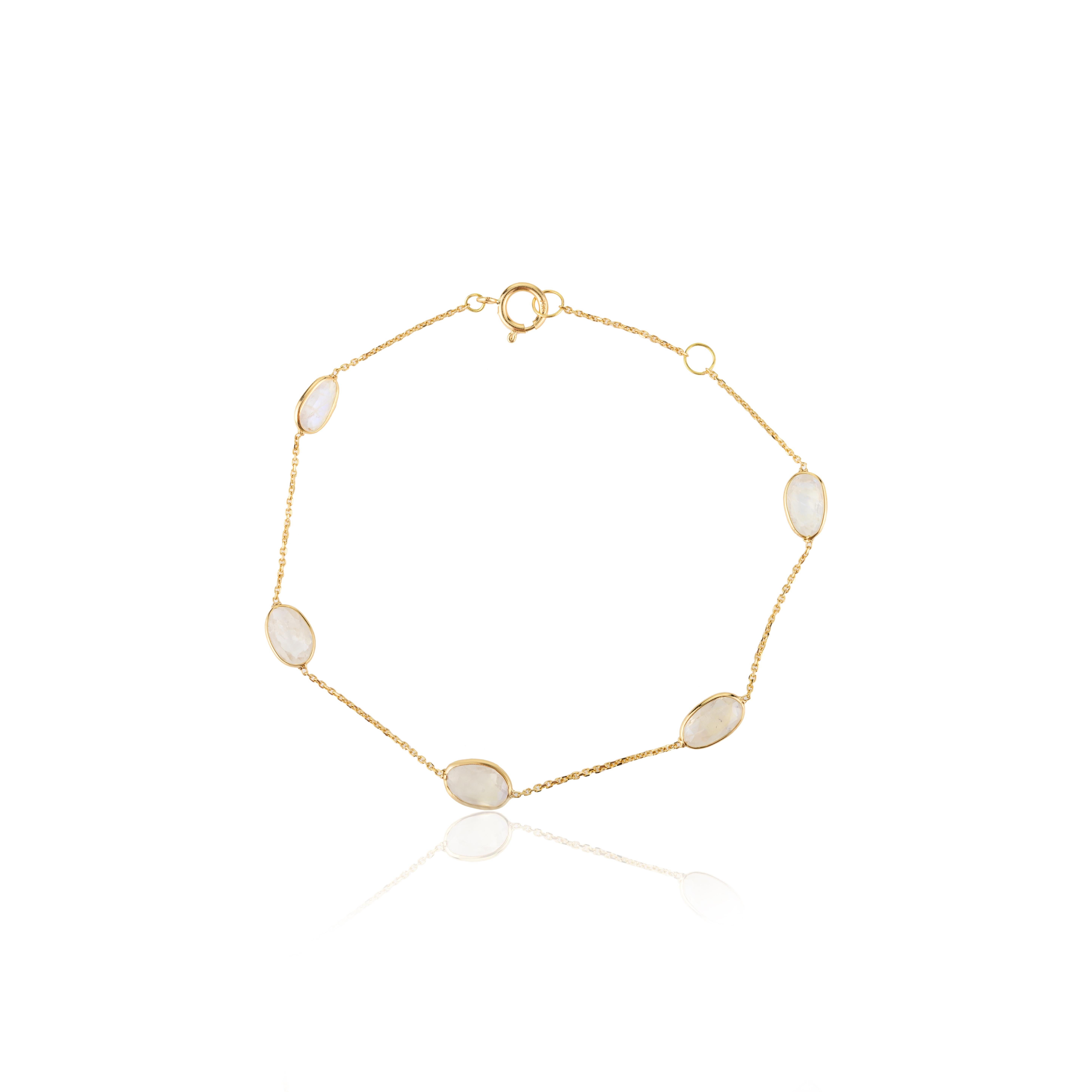Minimal June Birthstone Moonstone Chain Bracelet in 18k Yellow Gold In New Condition For Sale In Houston, TX