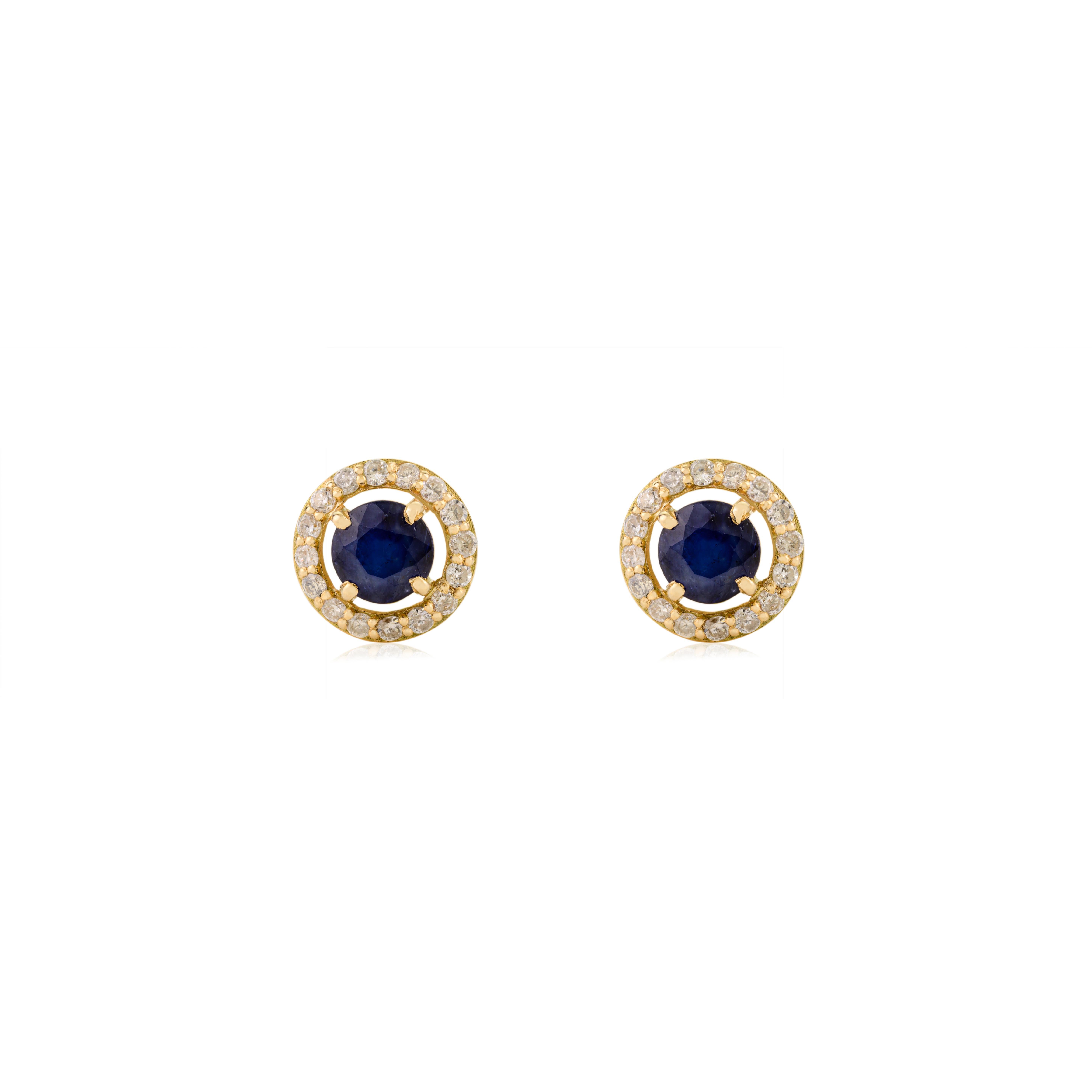 Moderne Boucles d'oreilles minimales en or jaune 14 carats, saphir bleu taillé rond et halo de diamants en vente