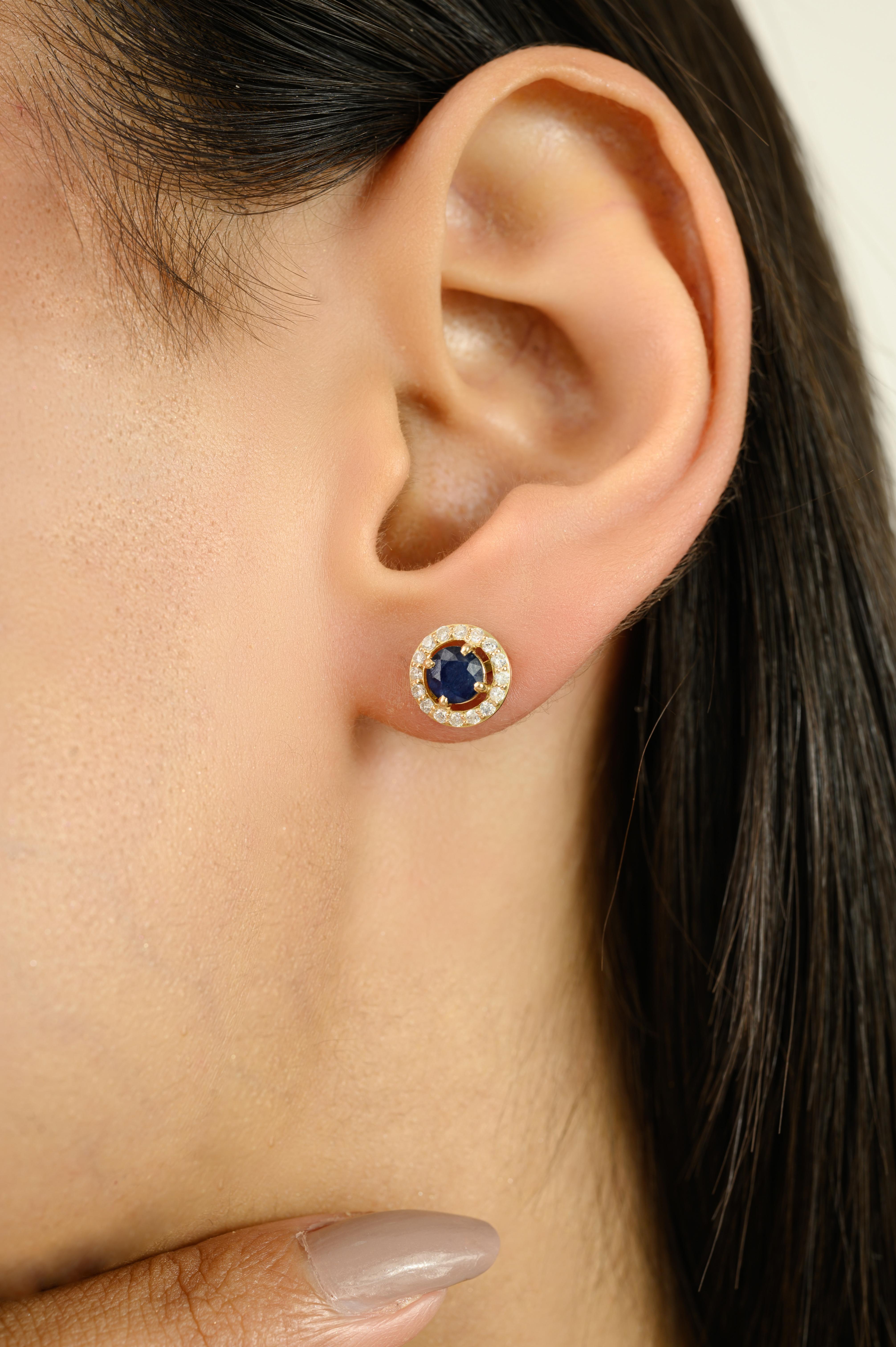 Taille ronde Boucles d'oreilles minimales en or jaune 14 carats, saphir bleu taillé rond et halo de diamants en vente