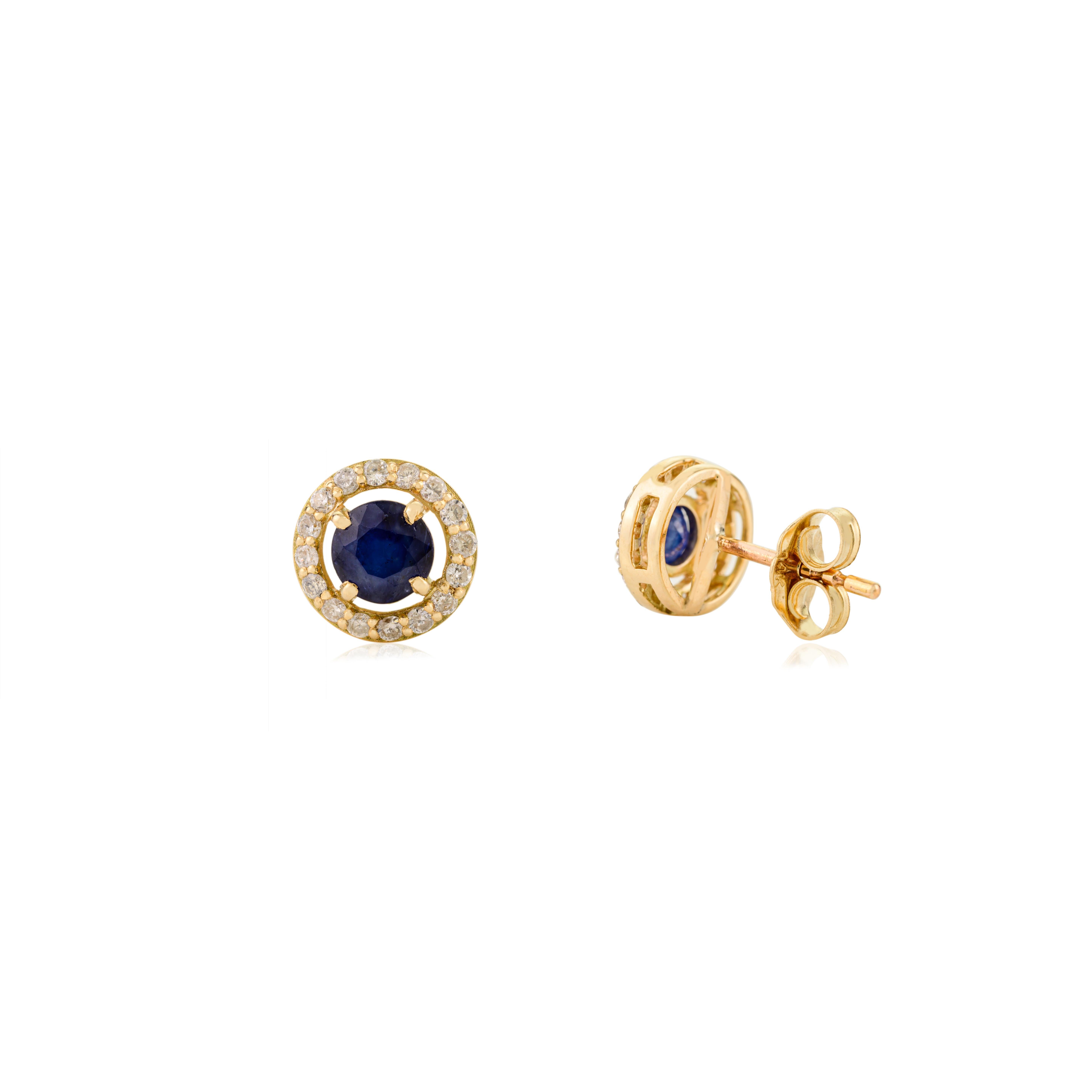 Boucles d'oreilles minimales en or jaune 14 carats, saphir bleu taillé rond et halo de diamants Neuf - En vente à New York, NY