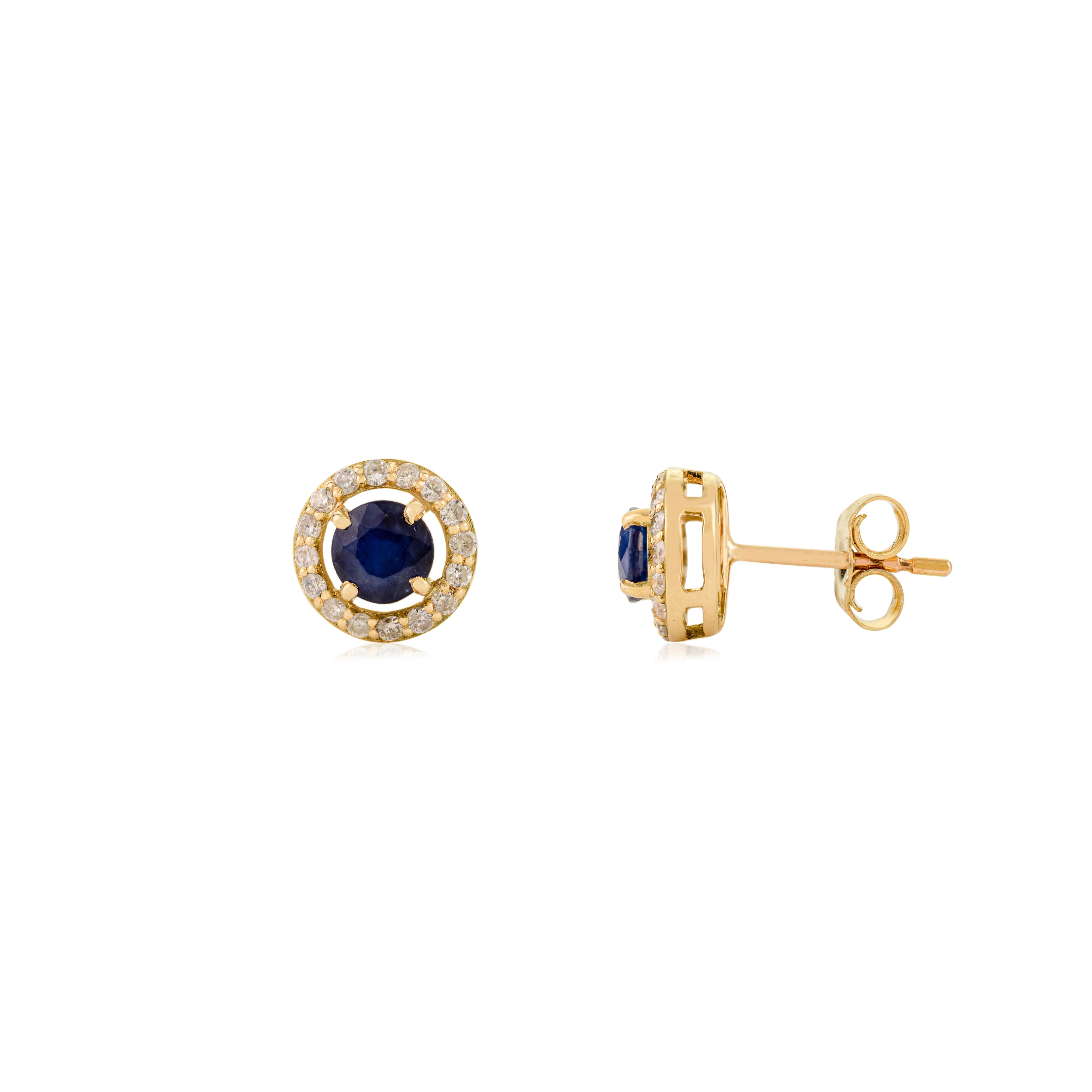 Boucles d'oreilles minimales en or jaune 14 carats, saphir bleu taillé rond et halo de diamants en vente 1