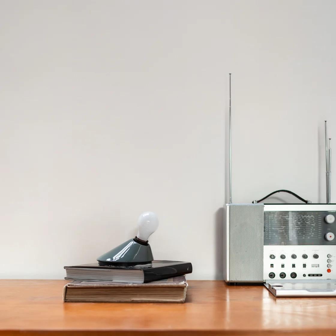 Una luz escultórica mínima con una forma fluida y orgánica. Diseñada originalmente como lámpara de pared por Orni Halloween, esta pieza también funciona maravillosamente como lámpara de sobremesa, añadiendo una presencia tranquila y juguetona a