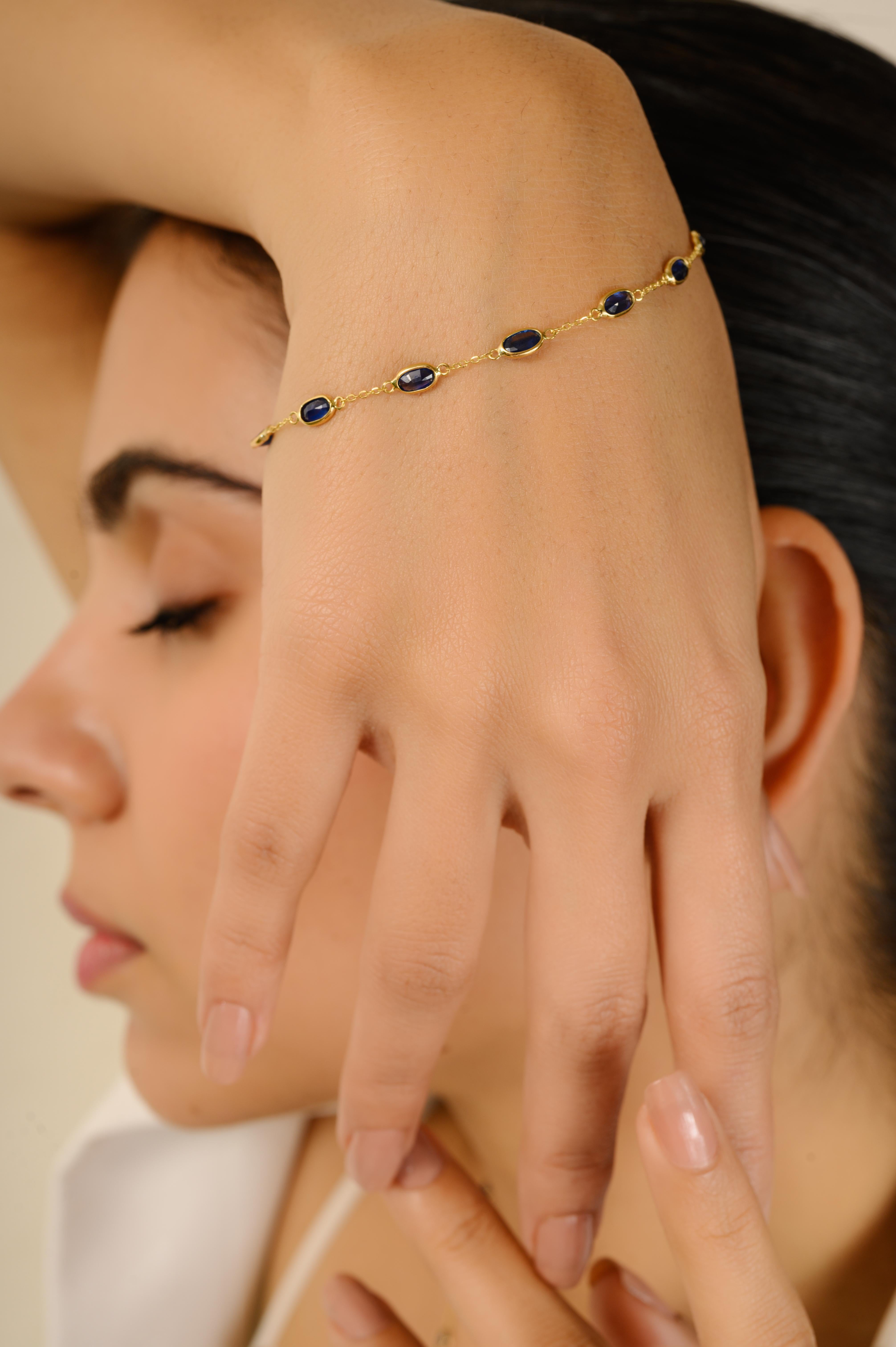 Ce bracelet en or jaune 18 carats avec saphir bleu, pierre de naissance du mois de septembre, présente 11 saphirs bleus naturels étincelants, pesant 2,9 carats. Il mesure 7 pouces de long. 
Le saphir stimule la concentration et réduit le