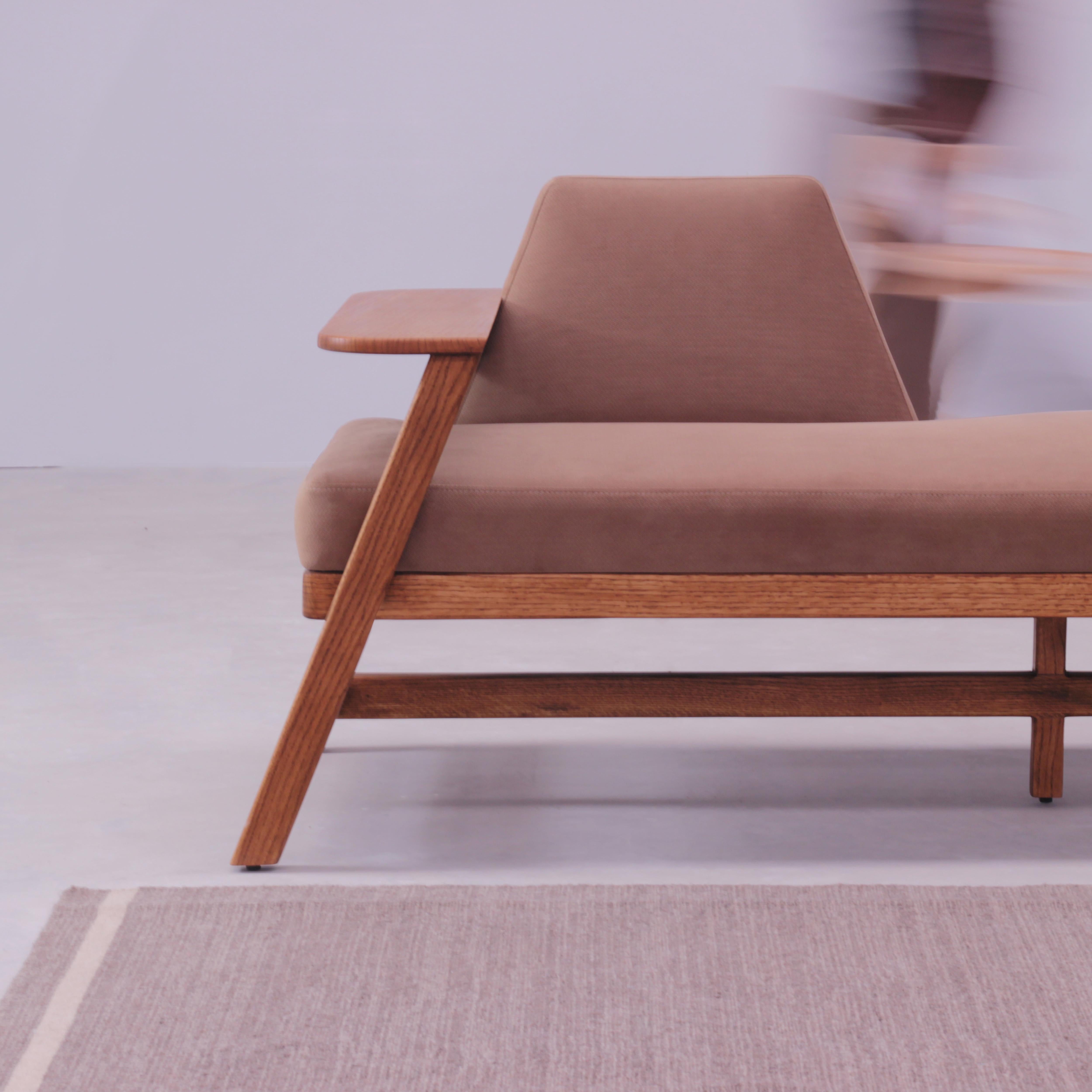 Die Sachi-Bank ist ein vielseitiges Möbelstück, das perfekt geeignet ist, um einen Hauch von Ruhe in Ihr Zuhause zu bringen. Er ist aus massiver amerikanischer Eiche gefertigt, mit feiner Polsterung und eleganten Messingdetails versehen und hat ein
