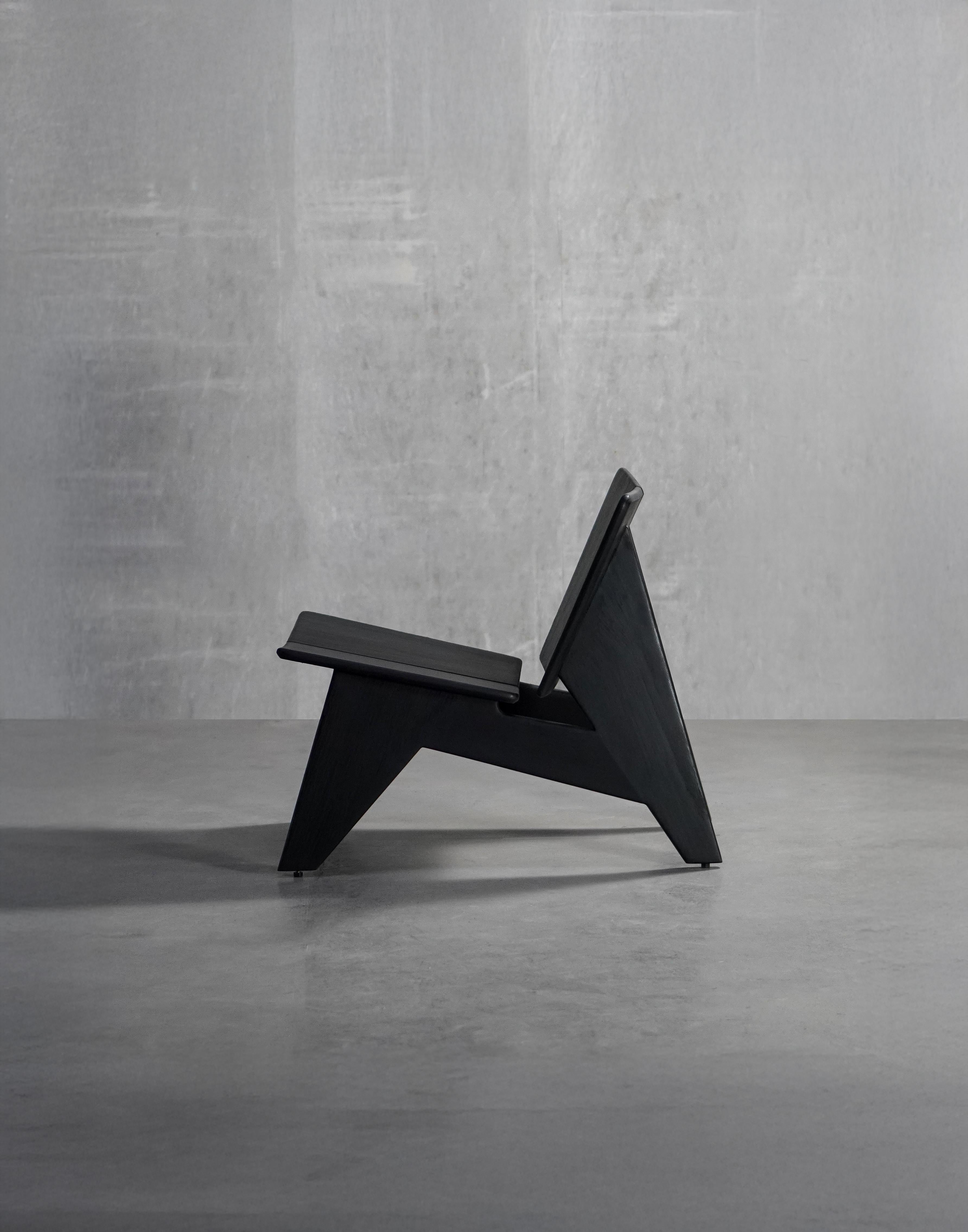 Minimaliste Chaise d'appoint BUTTERFLY en bois massif noir avec pouf par Esvee Atelier en vente