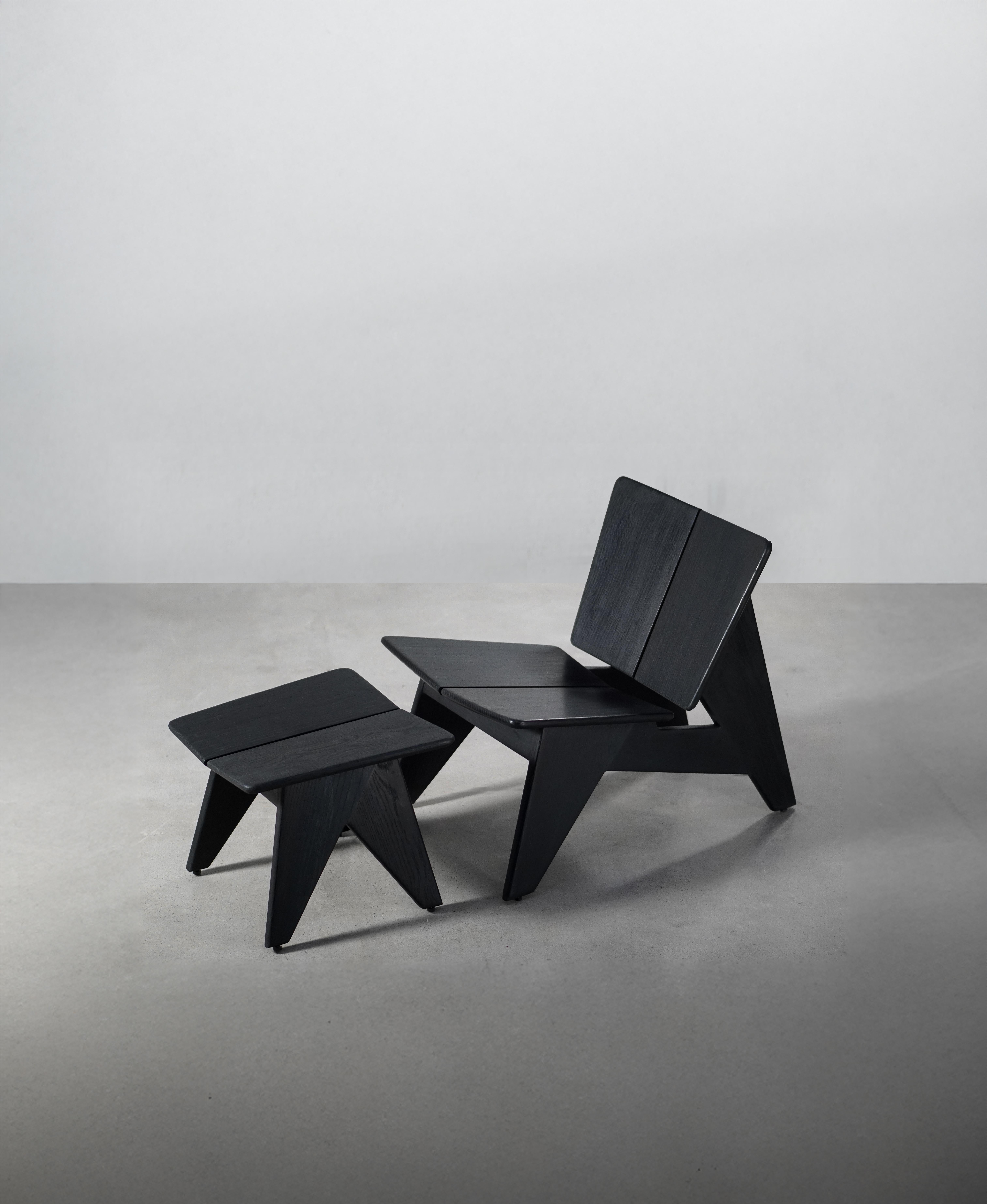 Indien Chaise d'appoint BUTTERFLY en bois massif noir avec pouf par Esvee Atelier en vente