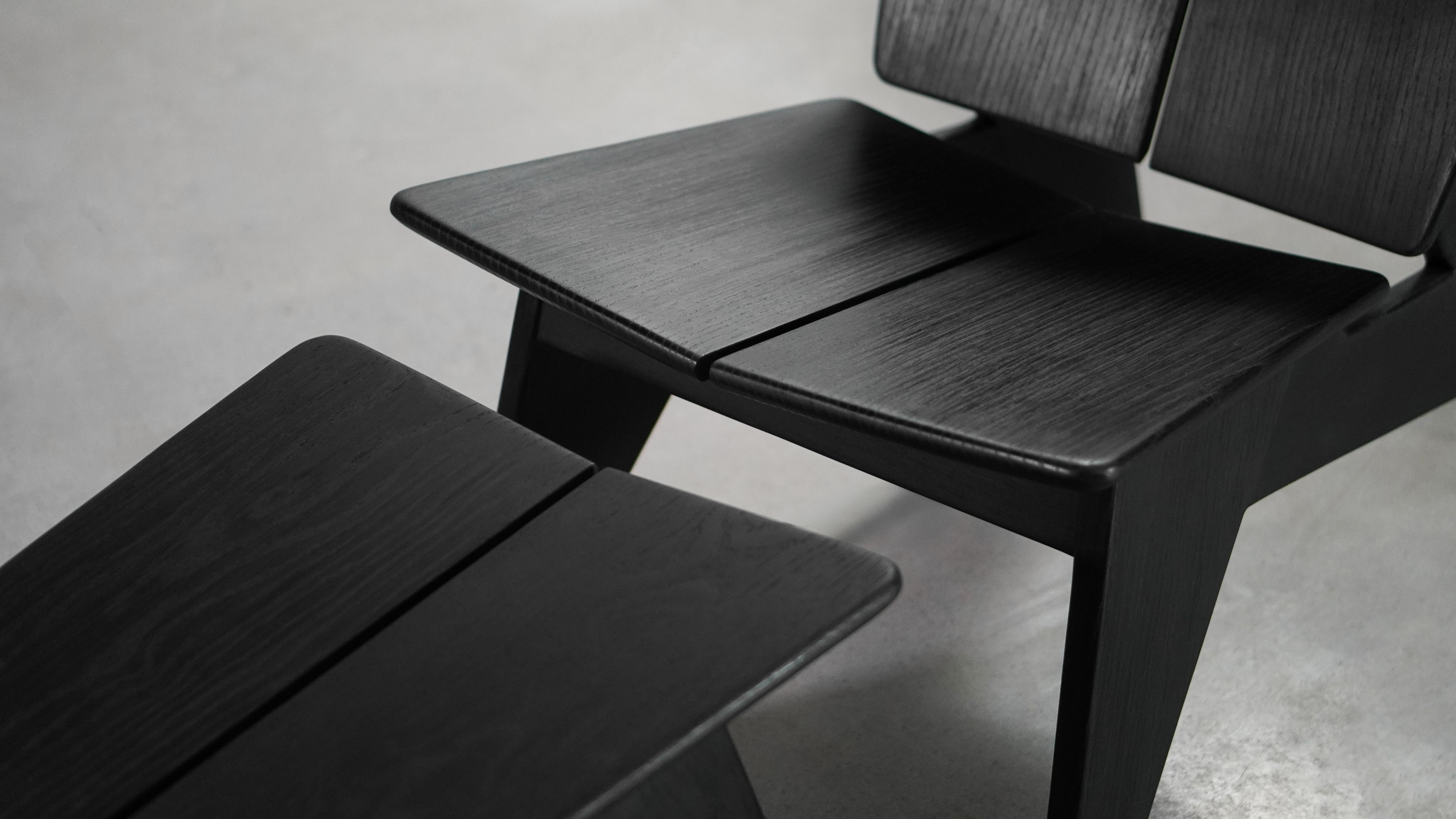 Chanfreiné Chaise d'appoint BUTTERFLY en bois massif noir avec pouf par Esvee Atelier en vente