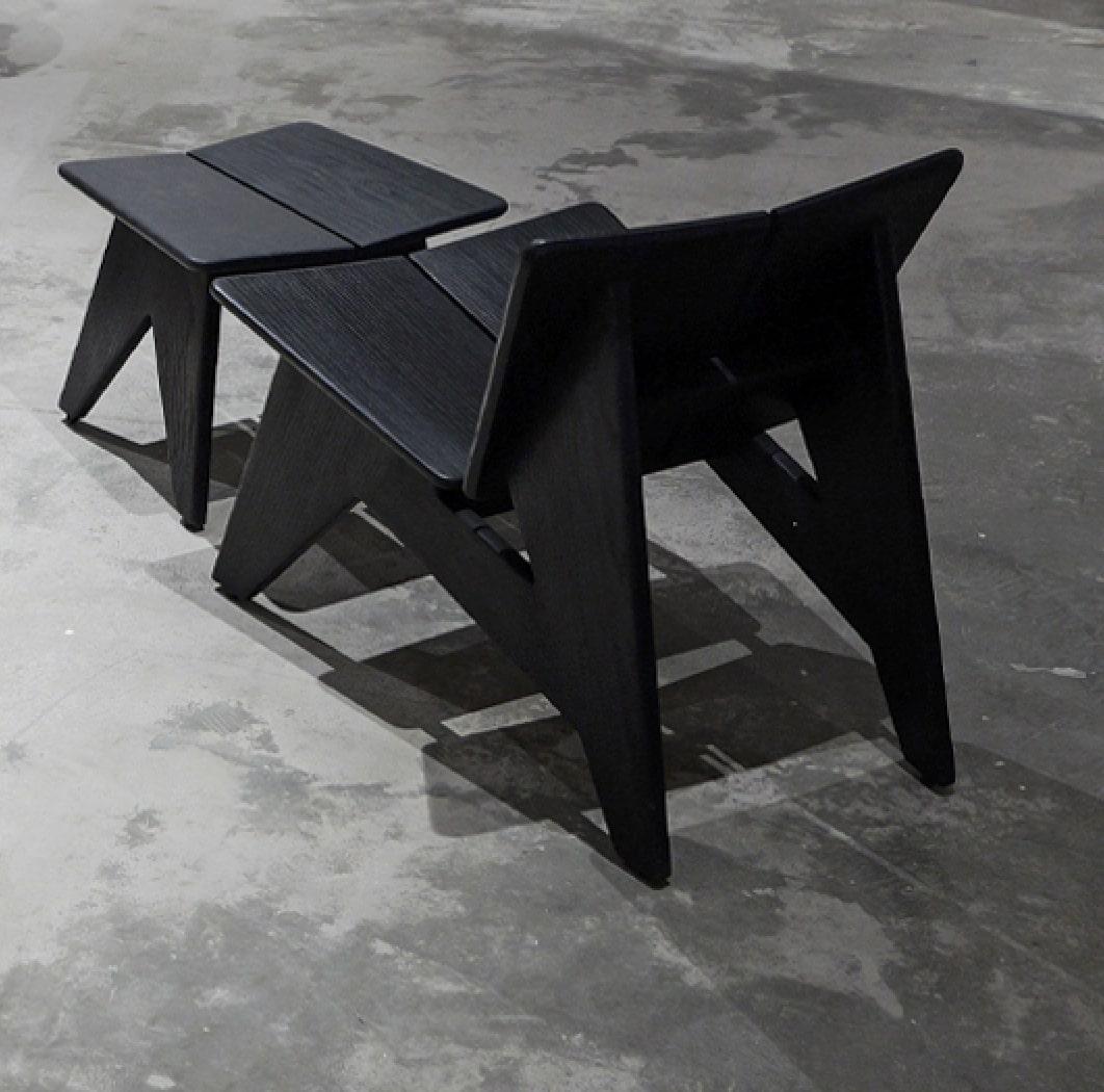 Chaise d'appoint BUTTERFLY en bois massif noir avec pouf par Esvee Atelier Neuf - En vente à Hyderabad, TG