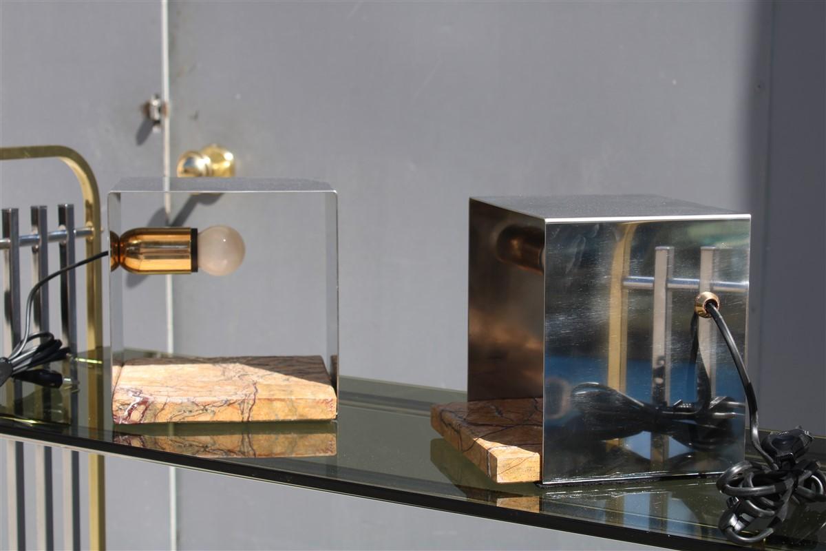 Lampes de table minimalistes en acier, marbre et laiton, design rationnel et conception moderne.