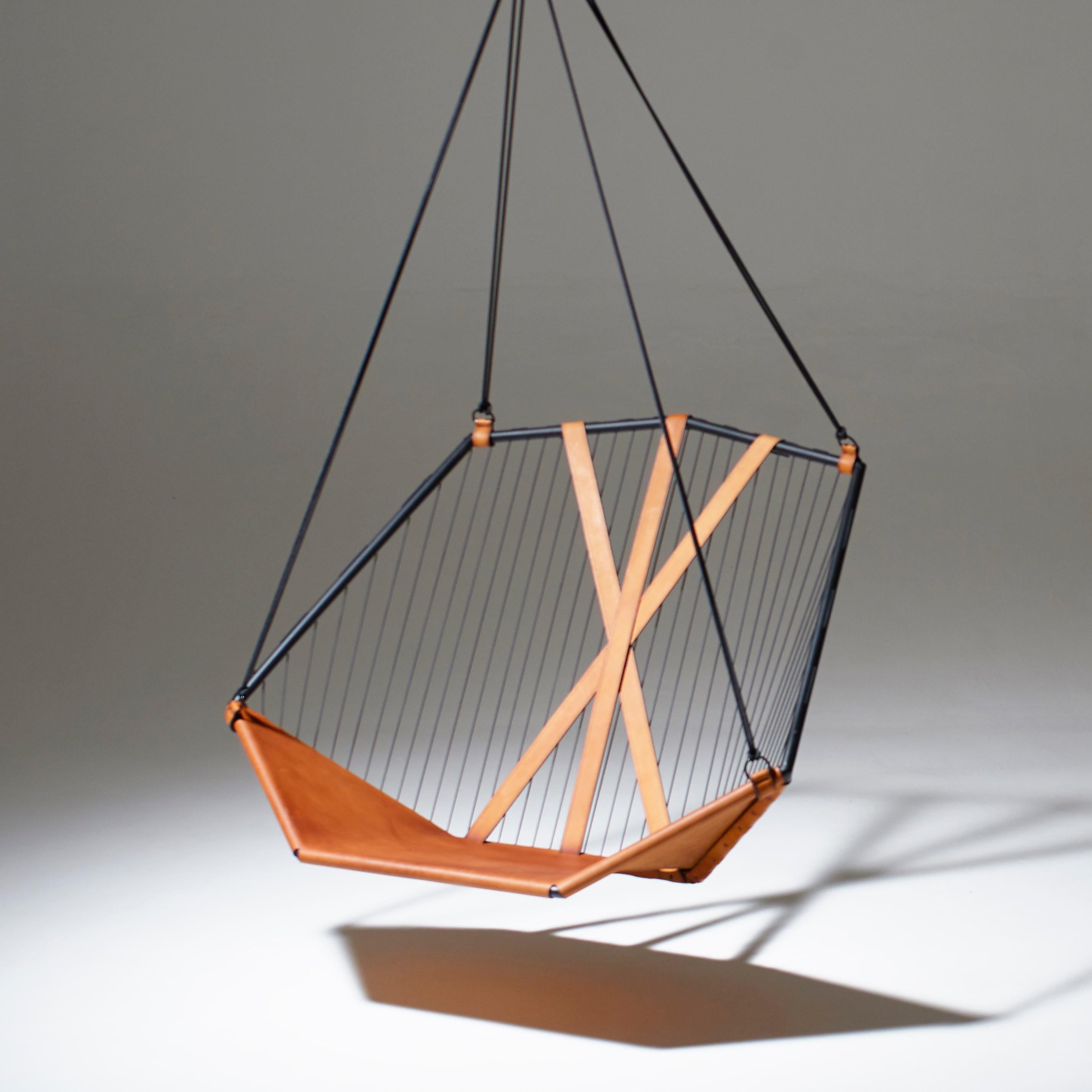 Minimal Studio Stirling: kantiger Sling-Stuhl aus echtem Leder in Braun im Angebot 4