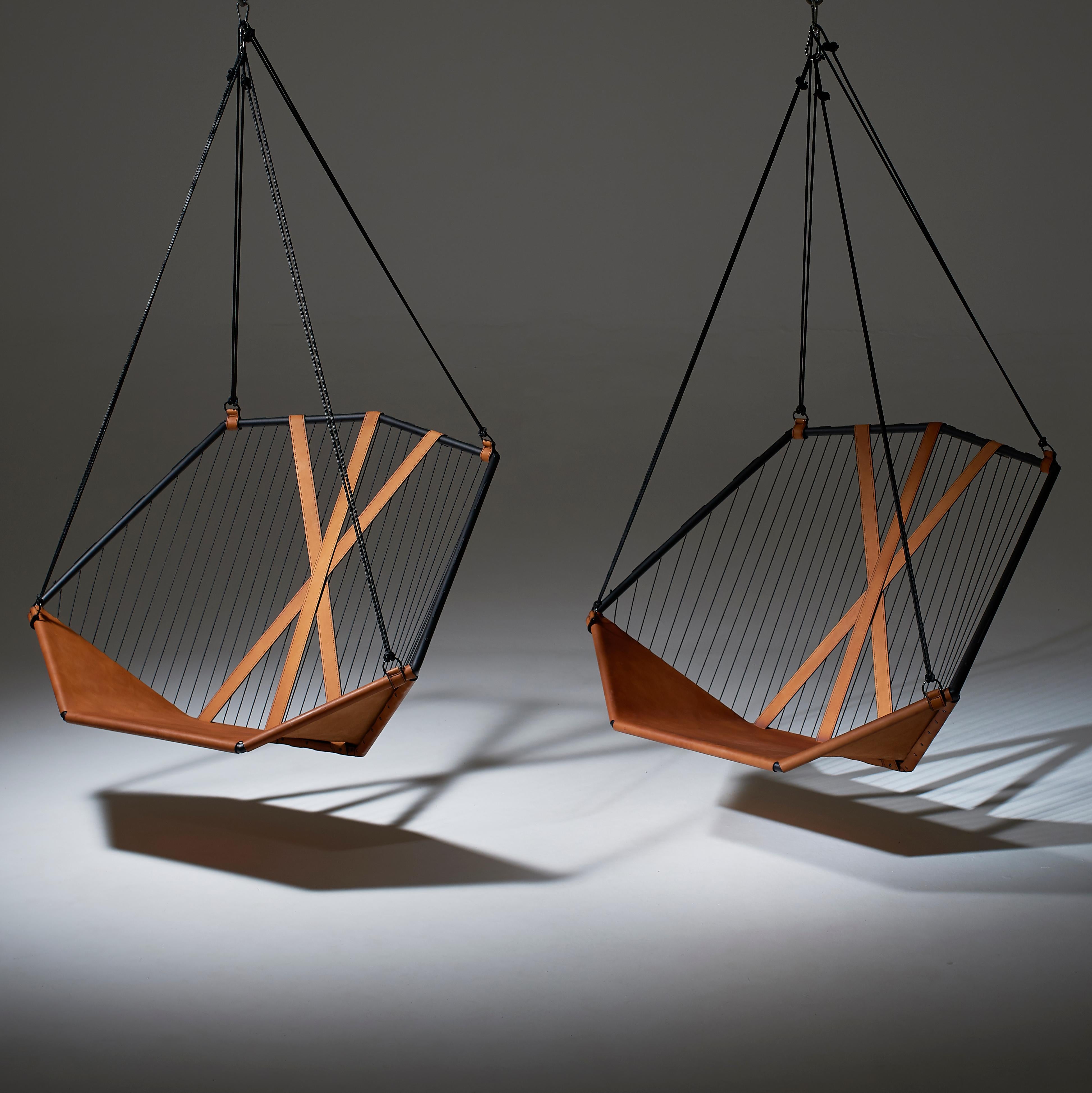 Minimal Studio Stirling: kantiger Sling-Stuhl aus echtem Leder in Braun (Südafrikanisch) im Angebot
