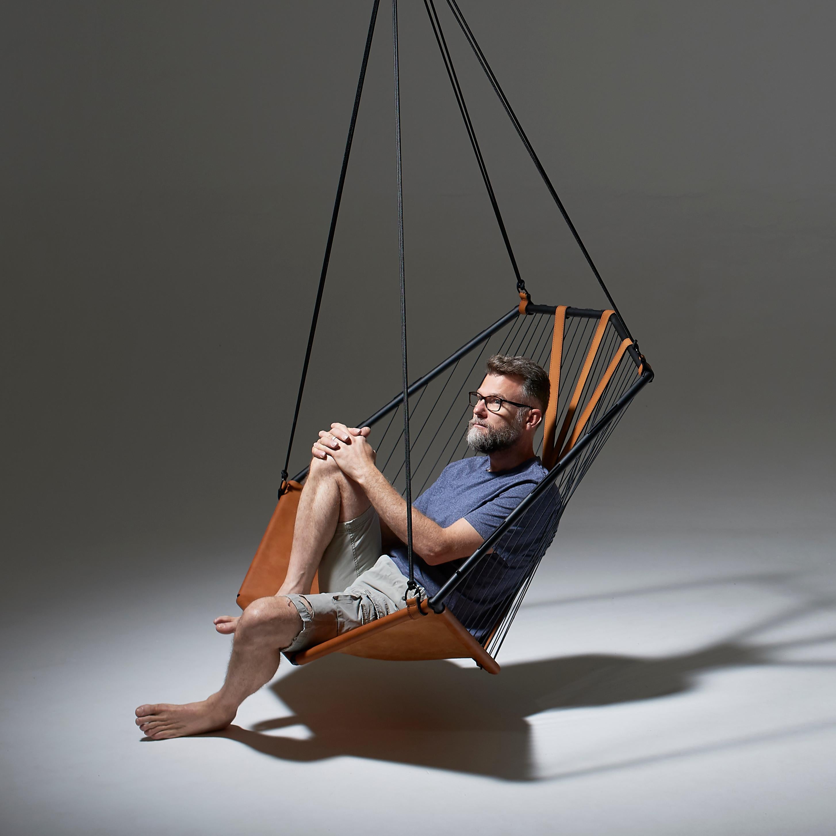 Minimal Studio Stirling: kantiger Sling-Stuhl aus echtem Leder in Braun (Metallarbeit) im Angebot