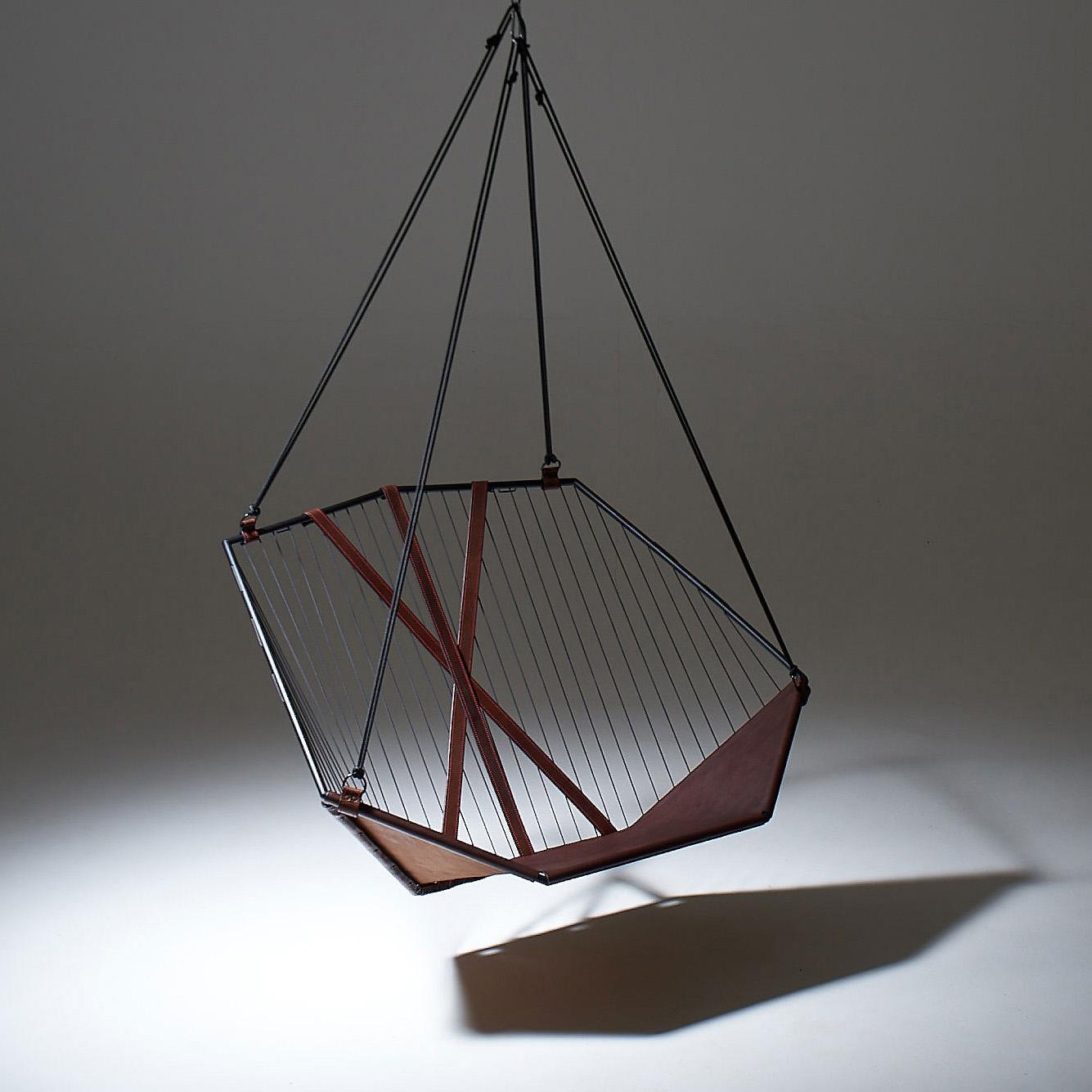 Minimal Studio Stirling: kantiger Sling-Stuhl aus echtem Leder in Braun (Stahl) im Angebot