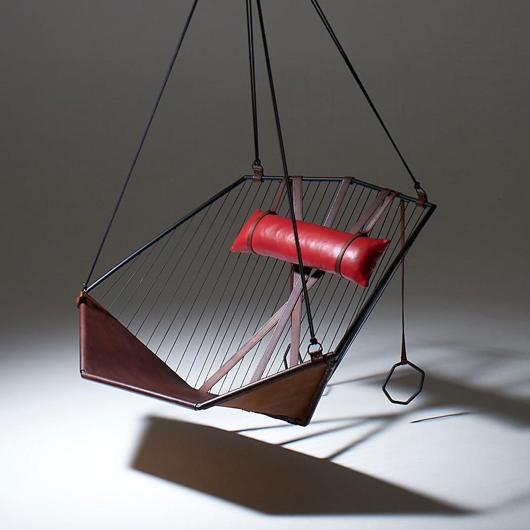 Minimal Studio Stirling: kantiger Sling-Stuhl aus echtem Leder in Braun im Angebot 1