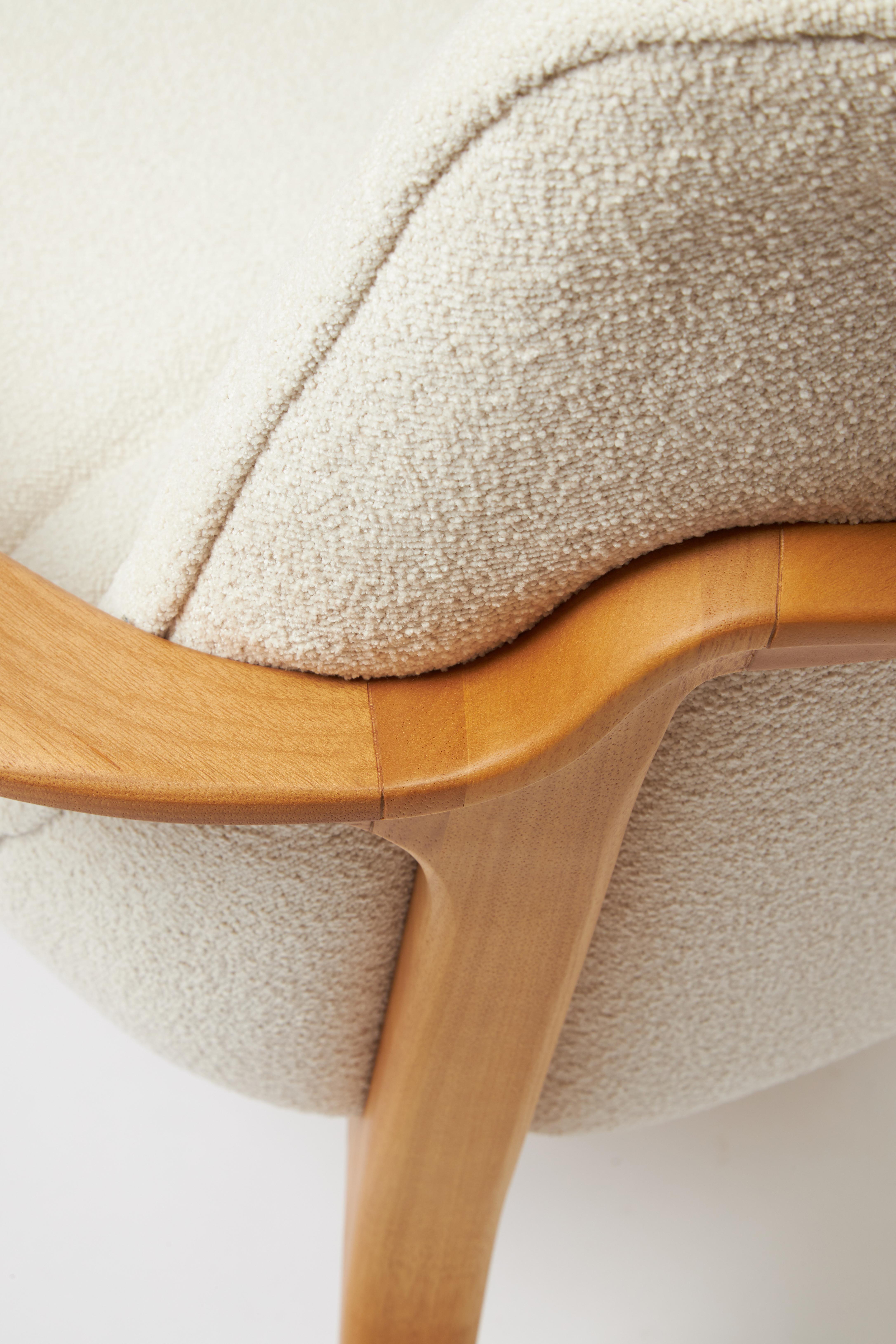 Minimalistischer Insigne-Sessel im minimalistischen Stil, geformt aus Massivholz, Sitzmöbeln und Textilien (Leder) im Angebot