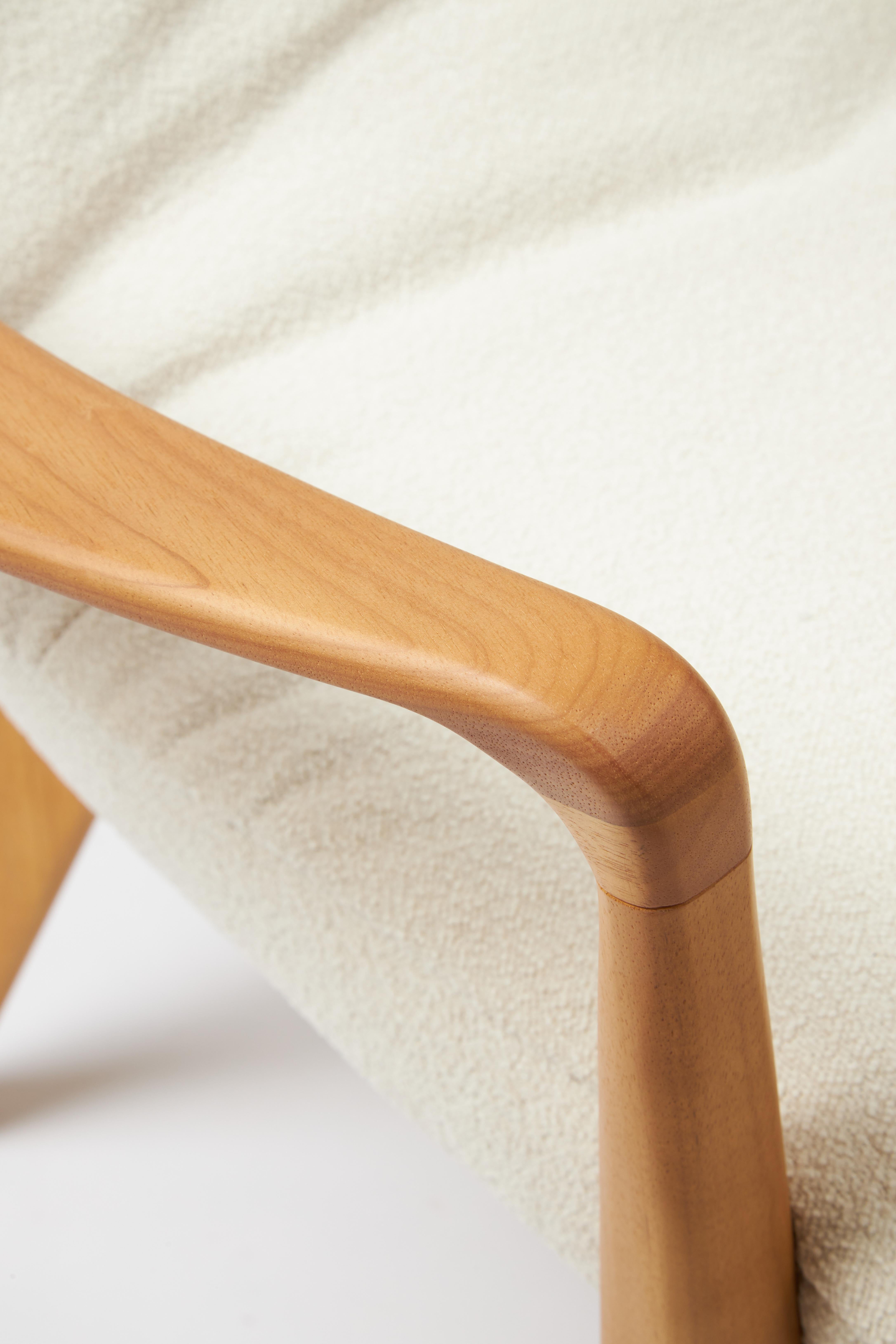 Poltrona Insigne in stile minimale scolpita in legno massiccio di noce, tessuti In condizioni Nuovo in vendita a Vila Cordeiro, São Paulo