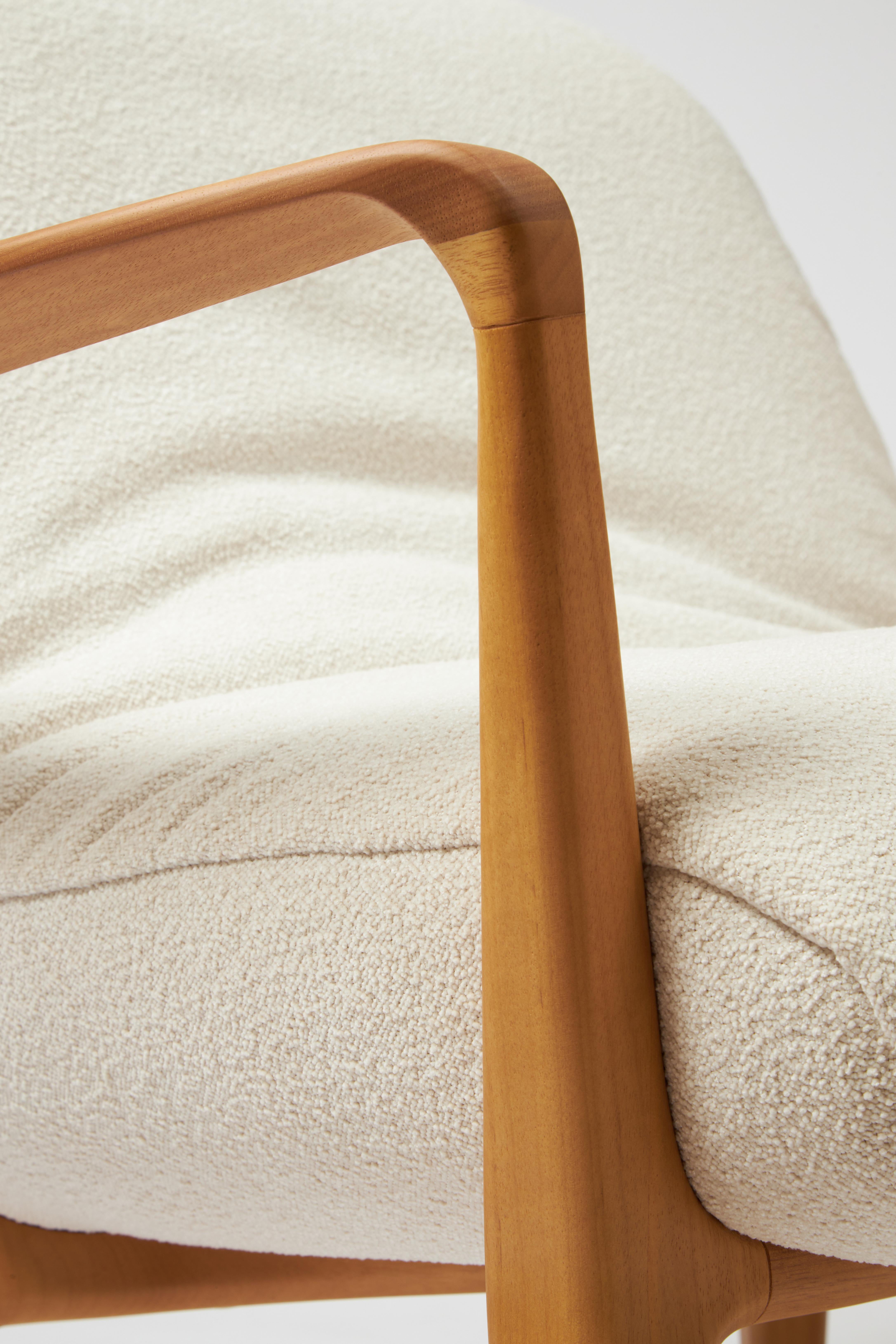 Minimalistischer Insigne-Sessel im minimalistischen Stil, geformt in Nussbaum Massivholzausführung, Textilien (21. Jahrhundert und zeitgenössisch) im Angebot