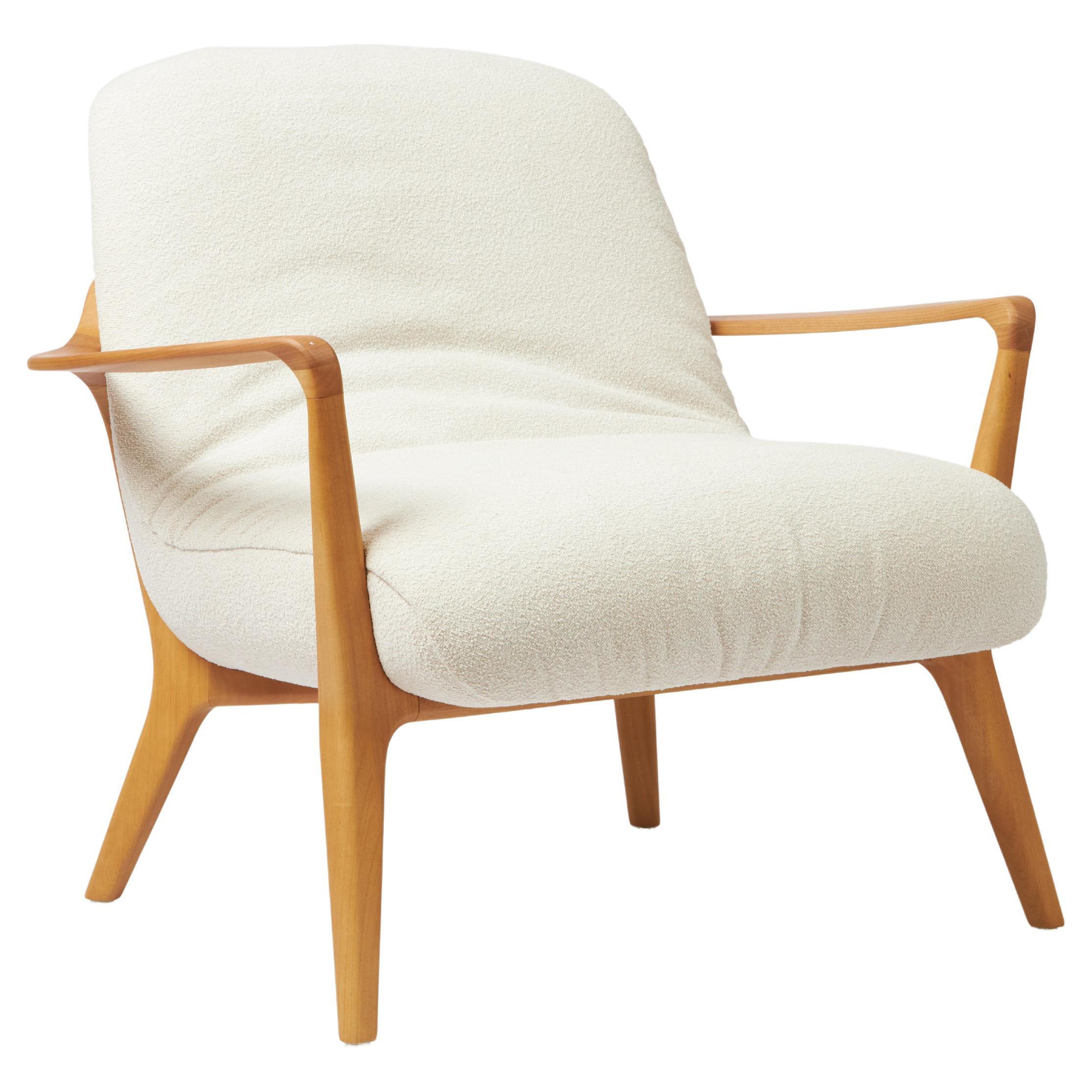 Poltrona Insigne in stile minimale scolpita in legno massiccio di noce, tessuti in vendita