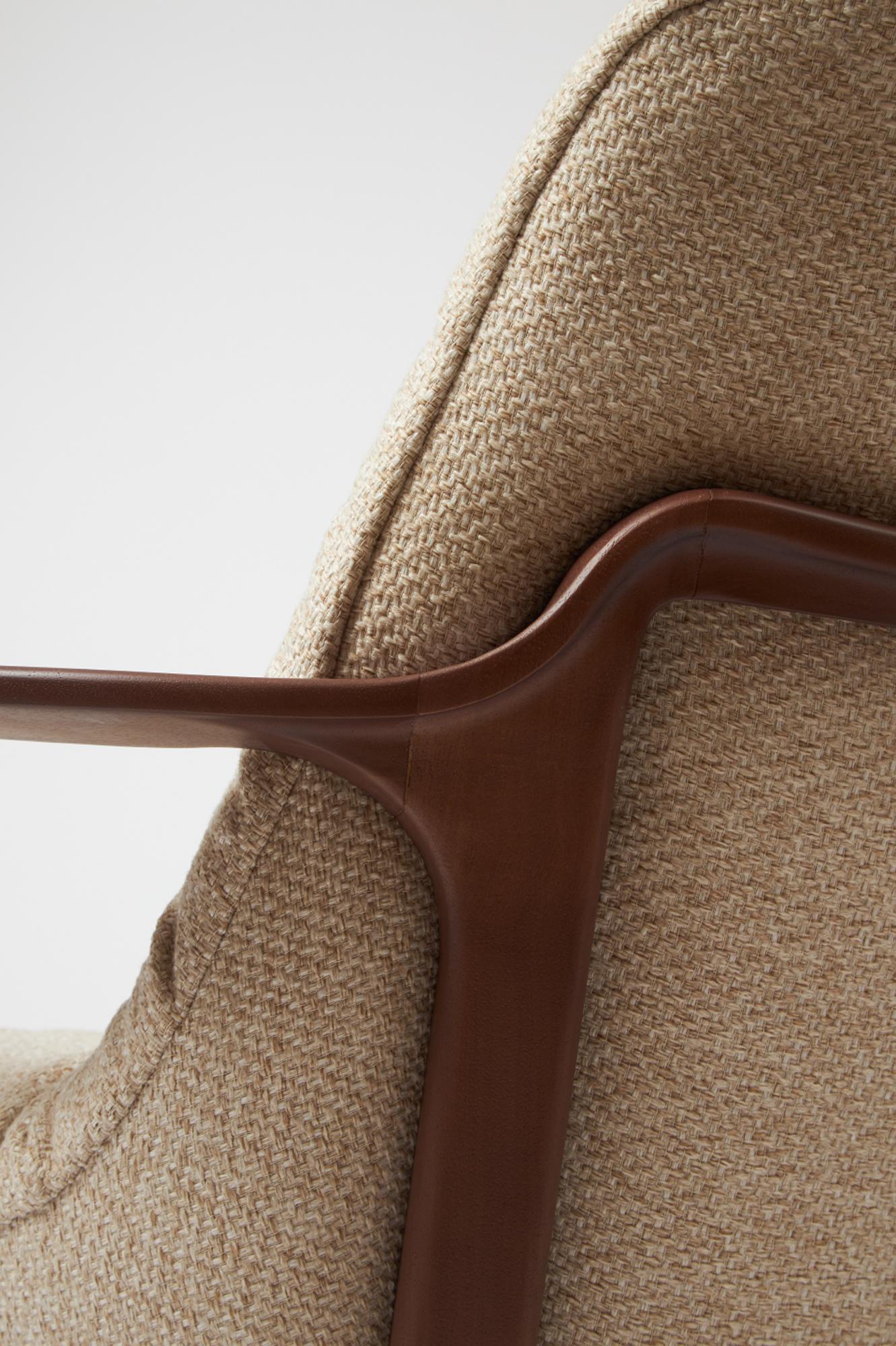 Minimalistischer Insigne-Sessel im minimalistischen Stil, geformt in Nussbaumholz-Finish, Sitzmöbel, Textilien im Zustand „Neu“ im Angebot in Vila Cordeiro, São Paulo