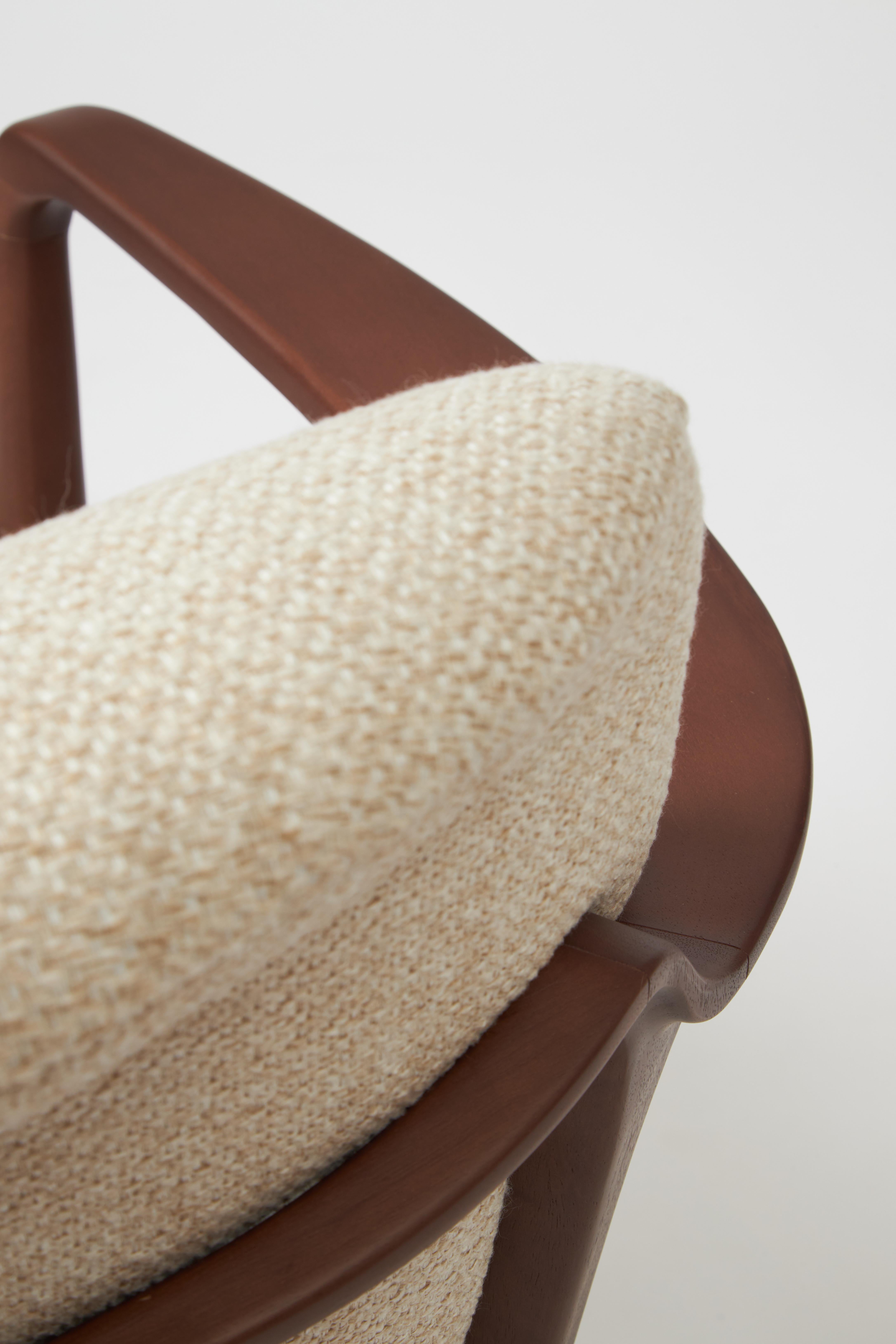 Minimalistischer Insigne-Sessel im minimalistischen Stil, geformt in Nussbaumholz-Finish, Sitzmöbel, Textilien (21. Jahrhundert und zeitgenössisch) im Angebot