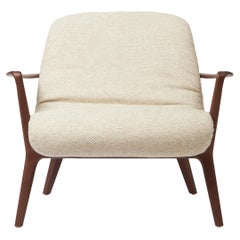 Minimalistischer Insigne-Sessel im minimalistischen Stil, geformt in Nussbaumholz-Finish, Sitzmöbel, Textilien