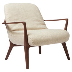 Minimalistischer Insigne-Sessel im minimalistischen Stil, geformt in Nussbaumholz-Finish, Sitzmöbel, Textilien