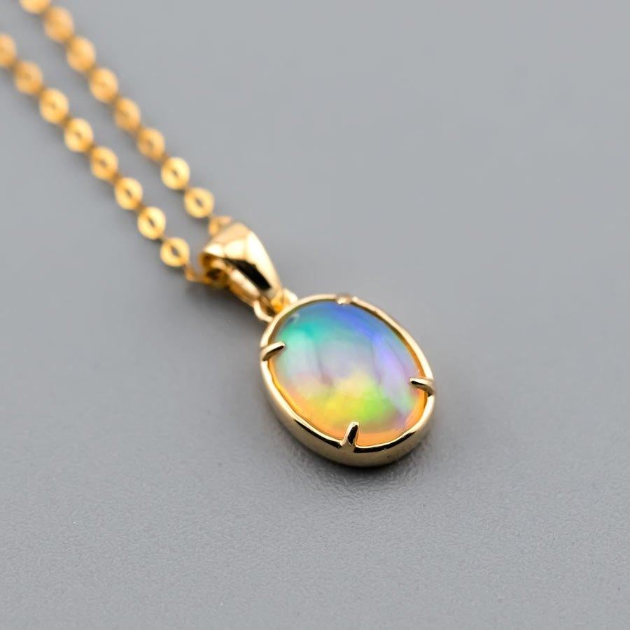 Arts and Crafts Collier pendentif en or jaune 18 carats avec opale éthiopienne ovale de style minimaliste en vente