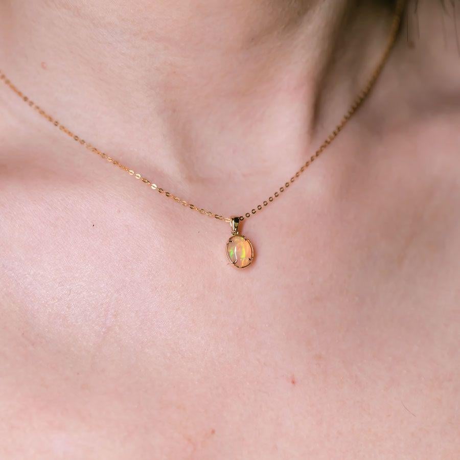 Taille ovale Collier pendentif en or jaune 18 carats avec opale éthiopienne ovale de style minimaliste en vente