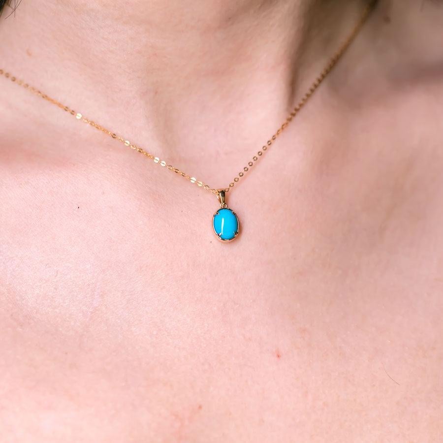Taille ovale Collier pendentif turquoise ovale de style minimaliste en or jaune 18 carats en vente