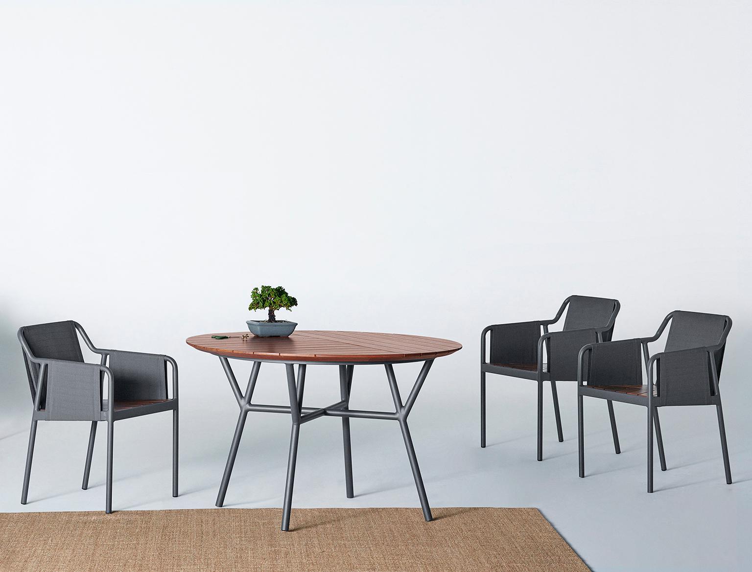 Runde Tische im minimalistischen Stil aus Metall und Massivholz (Moderne) im Angebot