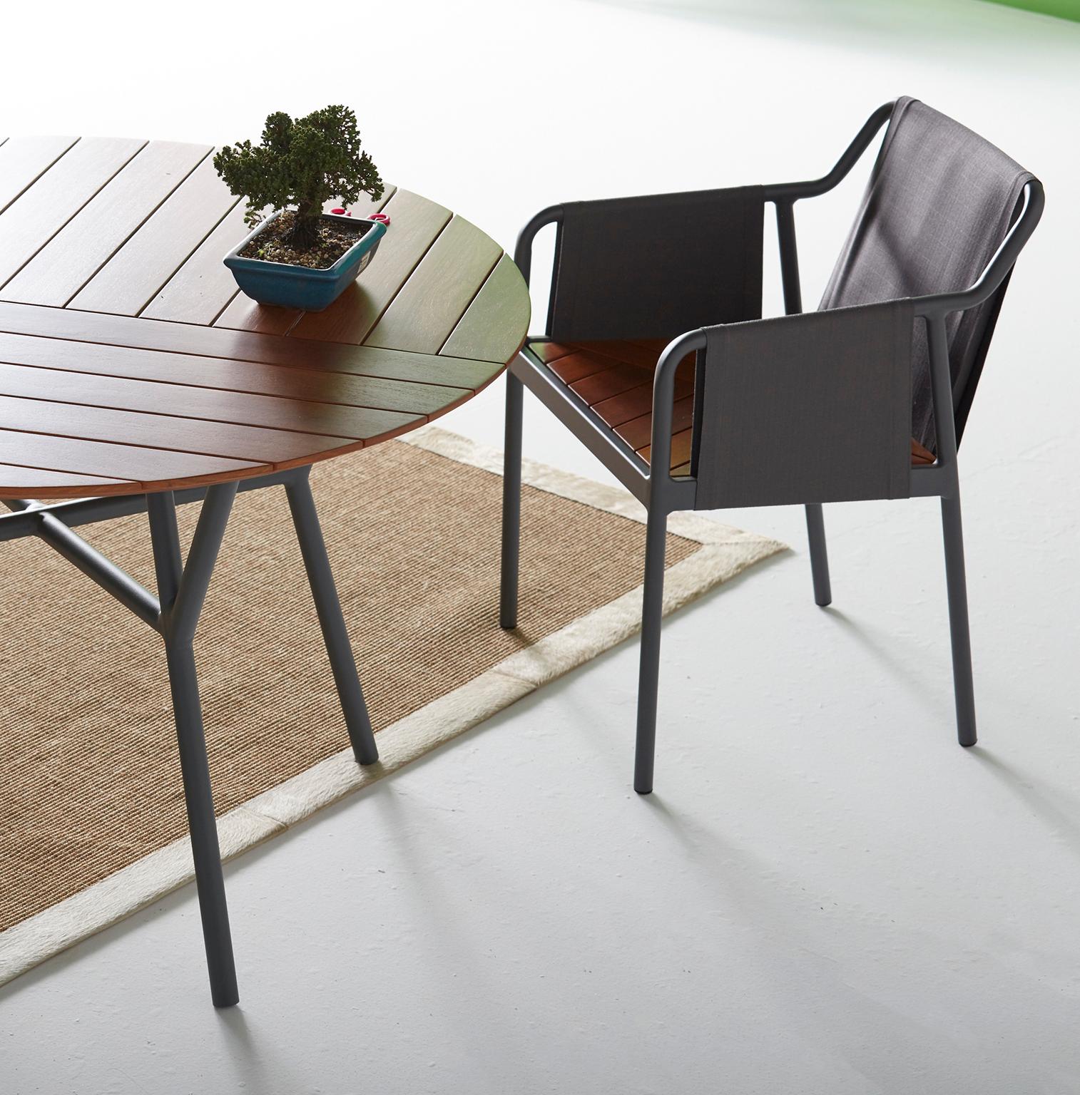 Runde Tische im minimalistischen Stil aus Metall und Massivholz (Brasilianisch) im Angebot