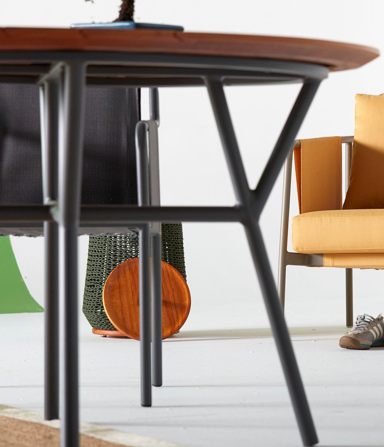 Runde Tische im minimalistischen Stil aus Metall und Massivholz (21. Jahrhundert und zeitgenössisch) im Angebot