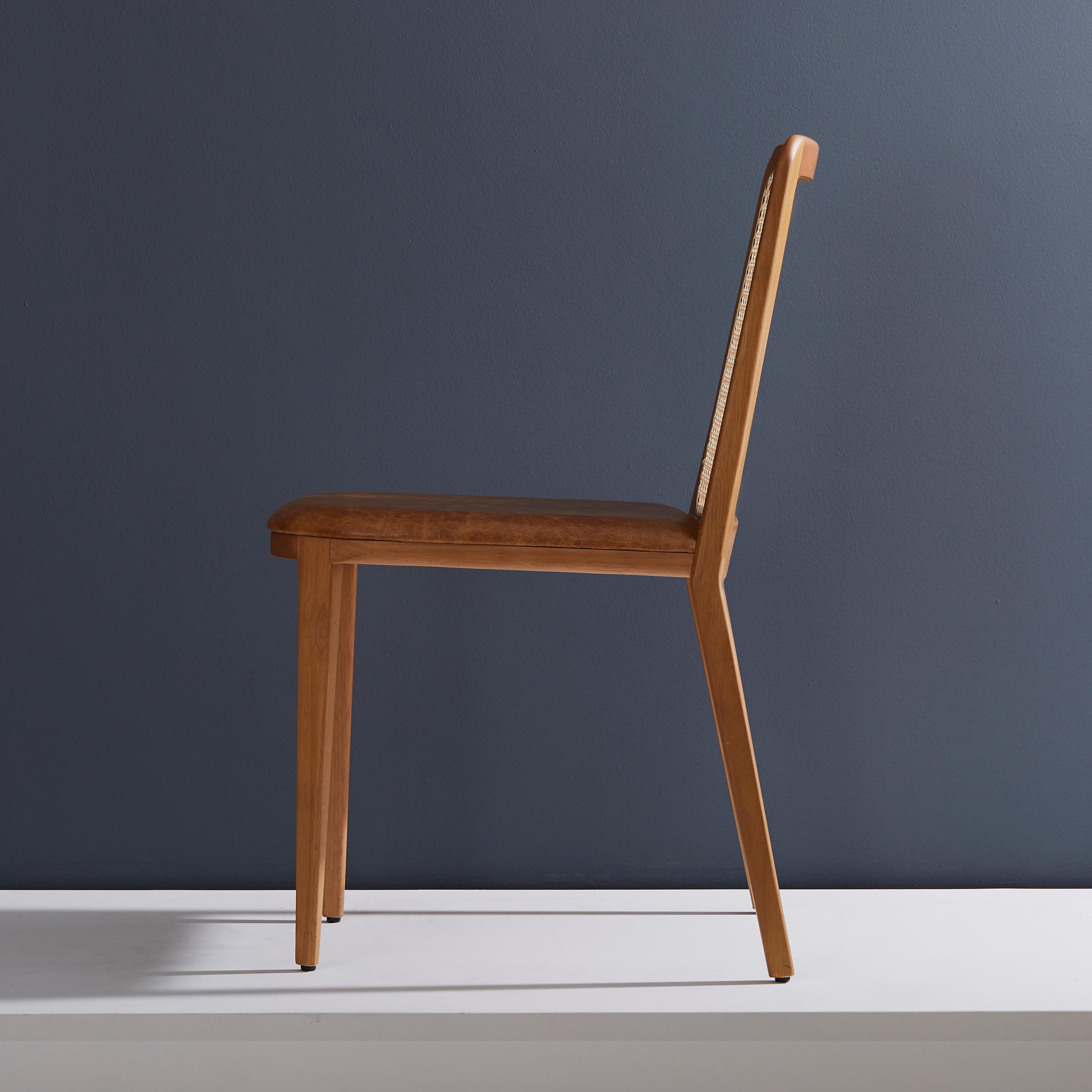 Brésilien Chaise en bois massif, sièges en cuir et panneau arrière cannelé de style minimaliste en vente