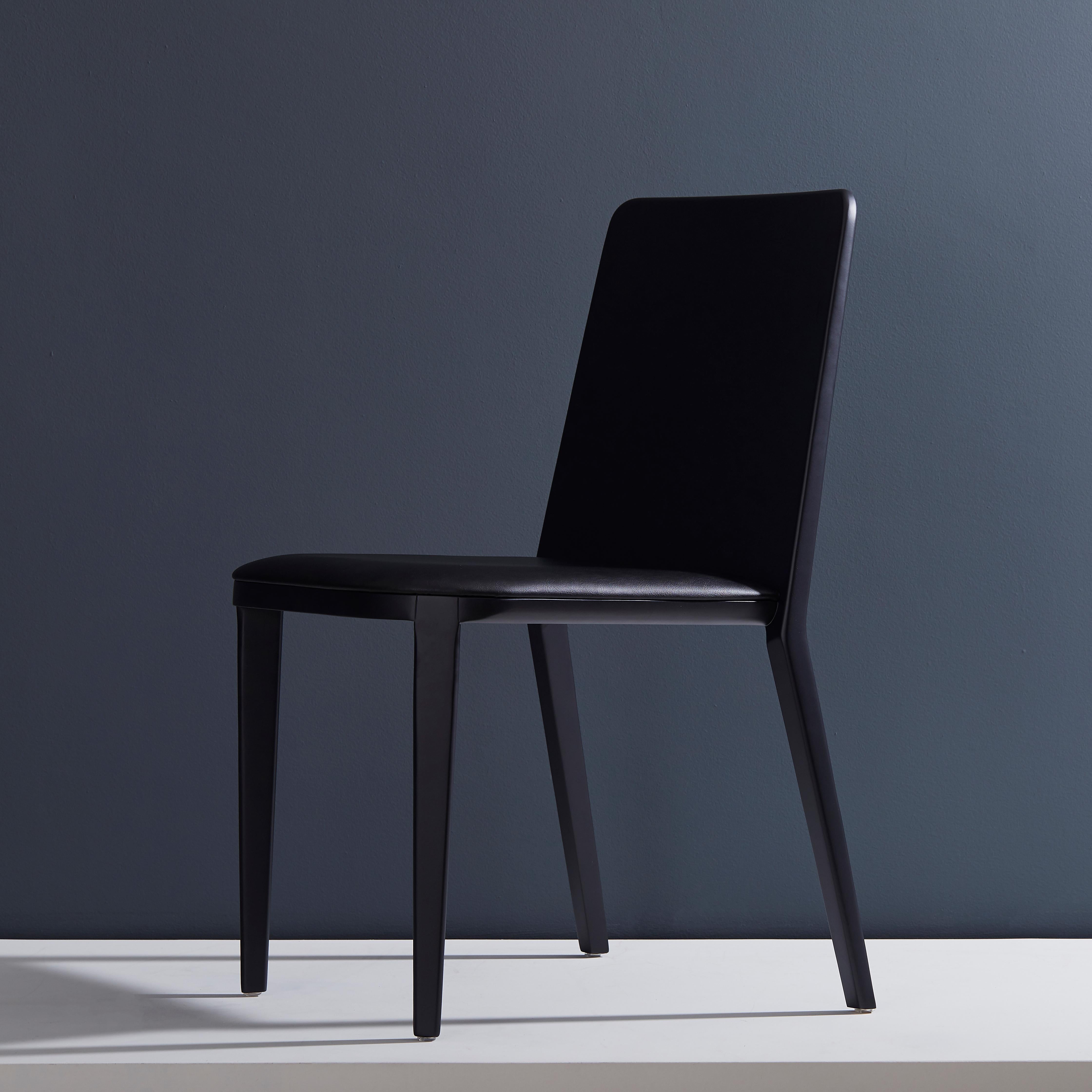 Moderne Chaise en bois massif, sièges en cuir, panneau arrière massif de style minimaliste en vente