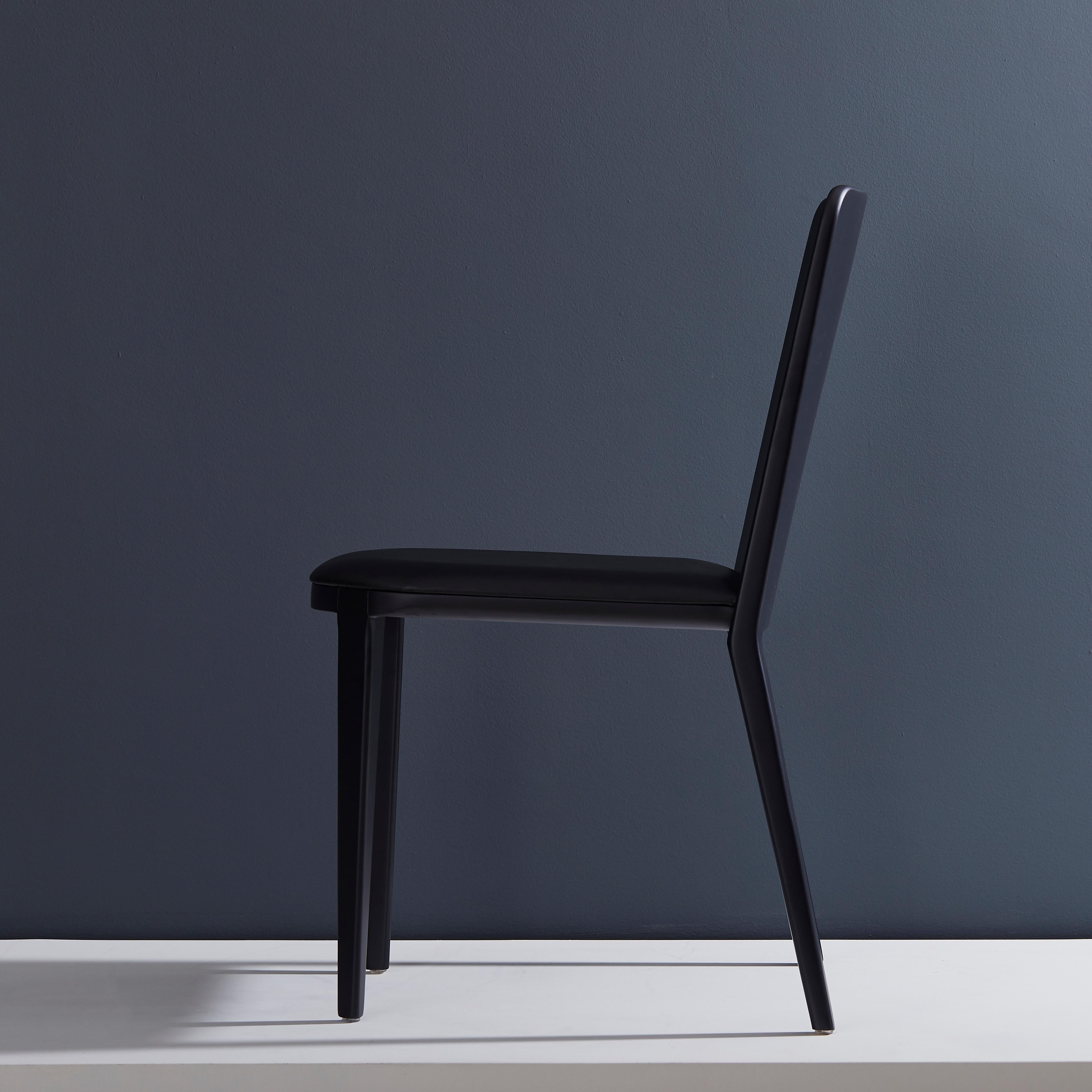 Brésilien Chaise en bois massif, sièges en cuir, panneau arrière massif de style minimaliste en vente