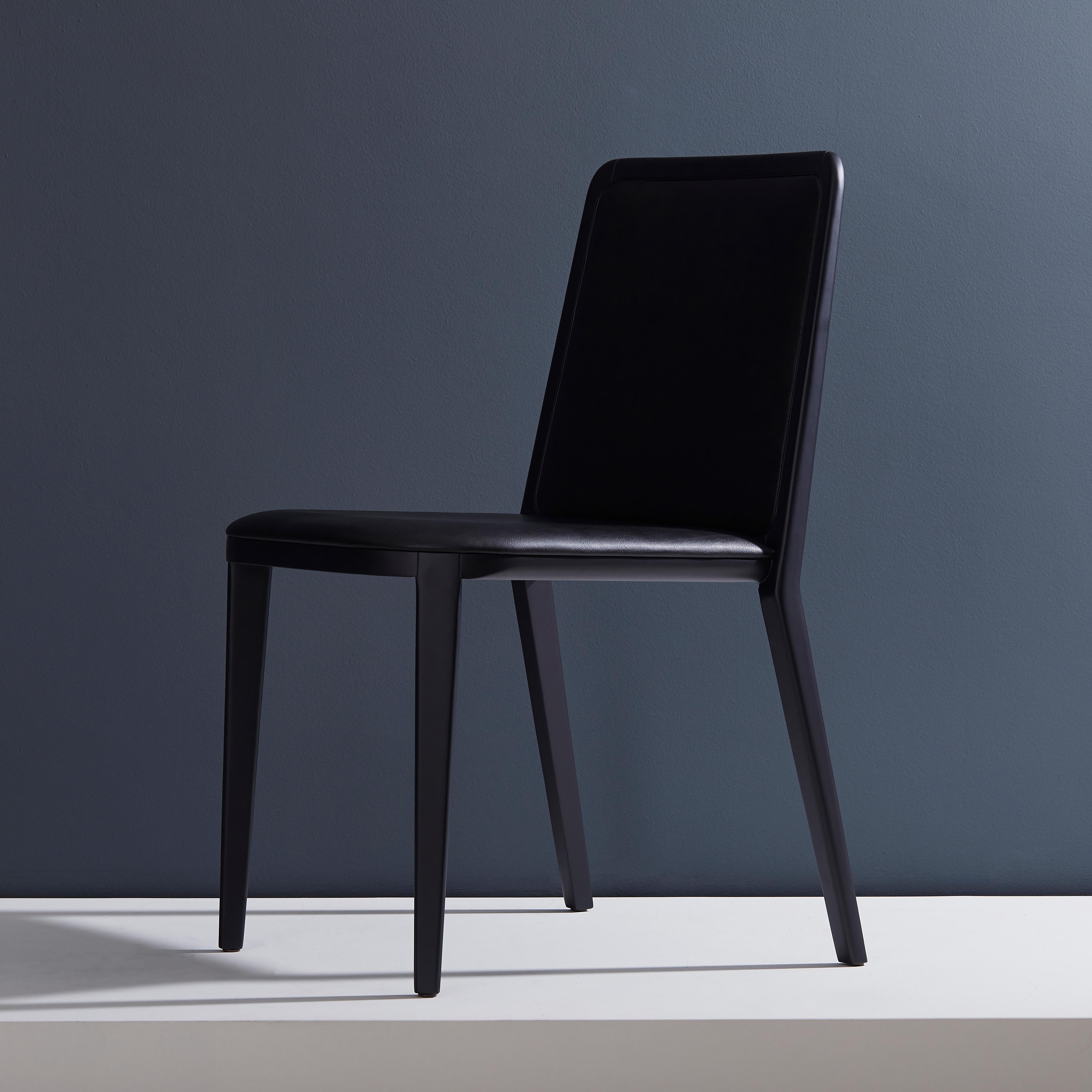 Moderne Chaise en bois massif de style minimaliste, siège en cuir, panneau arrière tapissé en vente