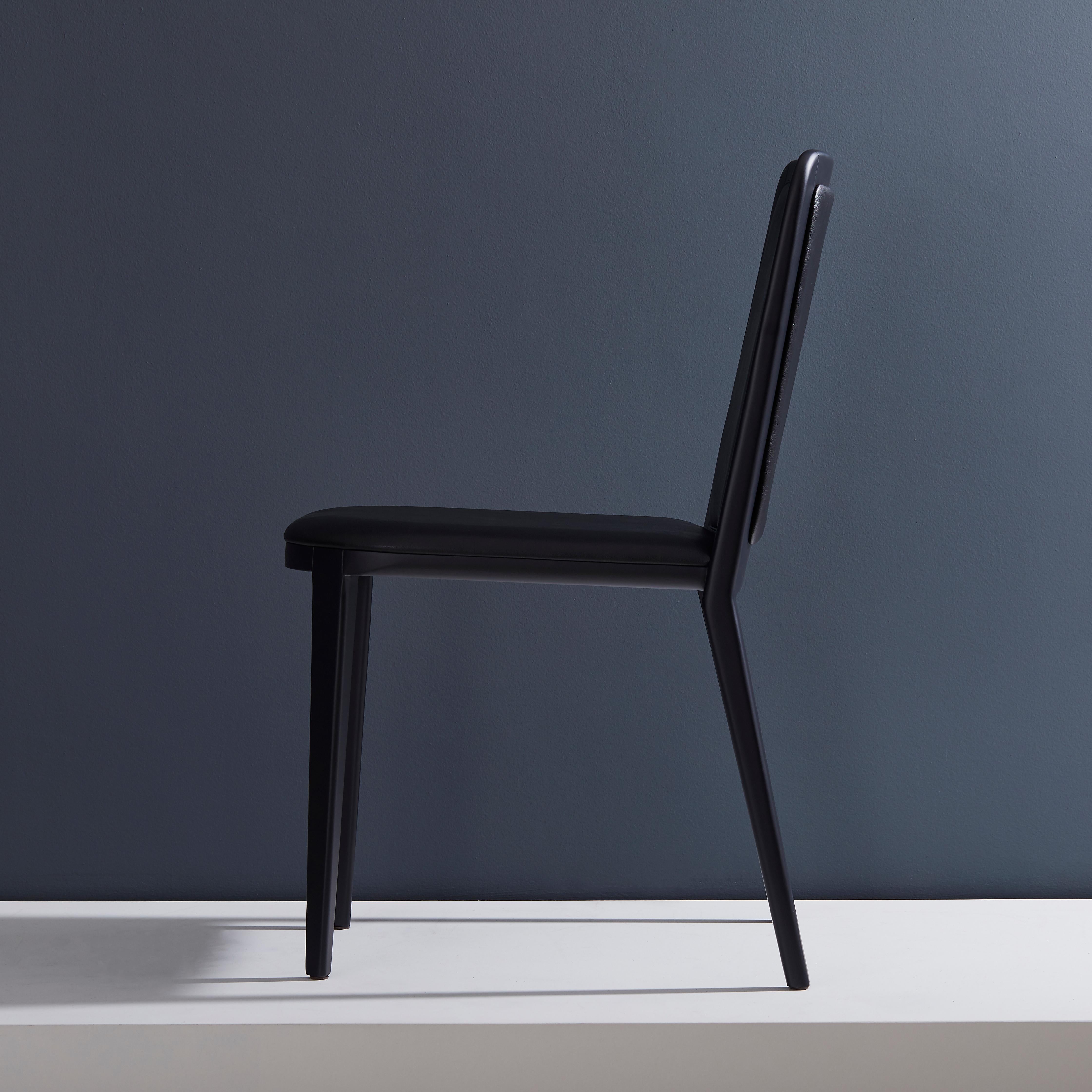 Brésilien Chaise en bois massif de style minimaliste, siège en cuir, panneau arrière tapissé en vente