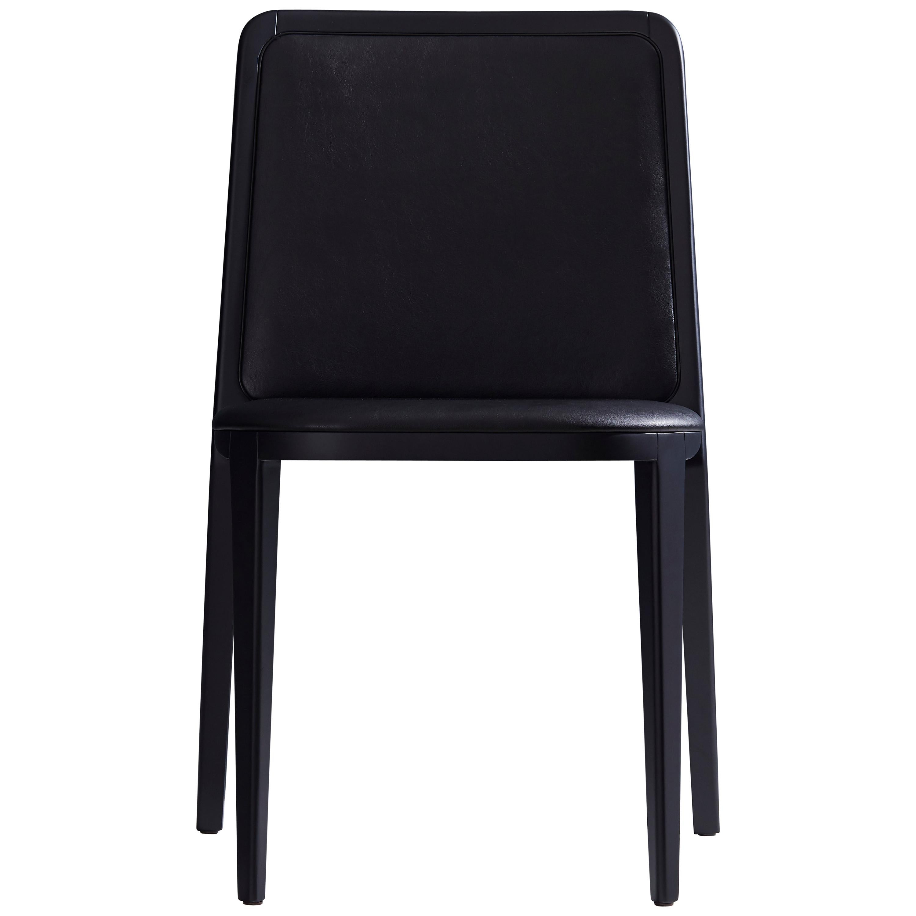 Chaise en bois massif de style minimaliste, siège en cuir, panneau arrière tapissé en vente